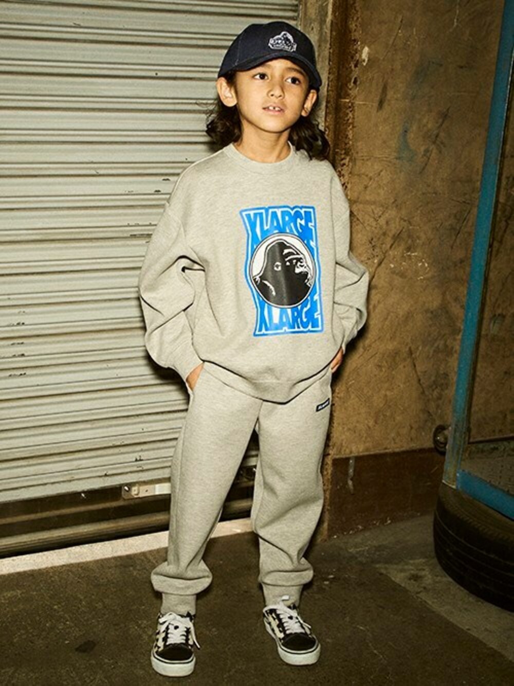 「冬コーデ、ロゴスウェット、男の子、キッズ、XLARGE KIDS、セットアップスタイル、ロゴキャップ、ストリートコーデ、ルーズシルエット、エクストララージキッズ」｜「XLARGE KIDSのゴリラトレーナー＋ロングパンツＳＥＴ（セットアップ、グレー系）」を使った、X-girl STAGES・XLARGE KIDSさん（キッズ・120cm）の秋コーディネートの1枚目の写真