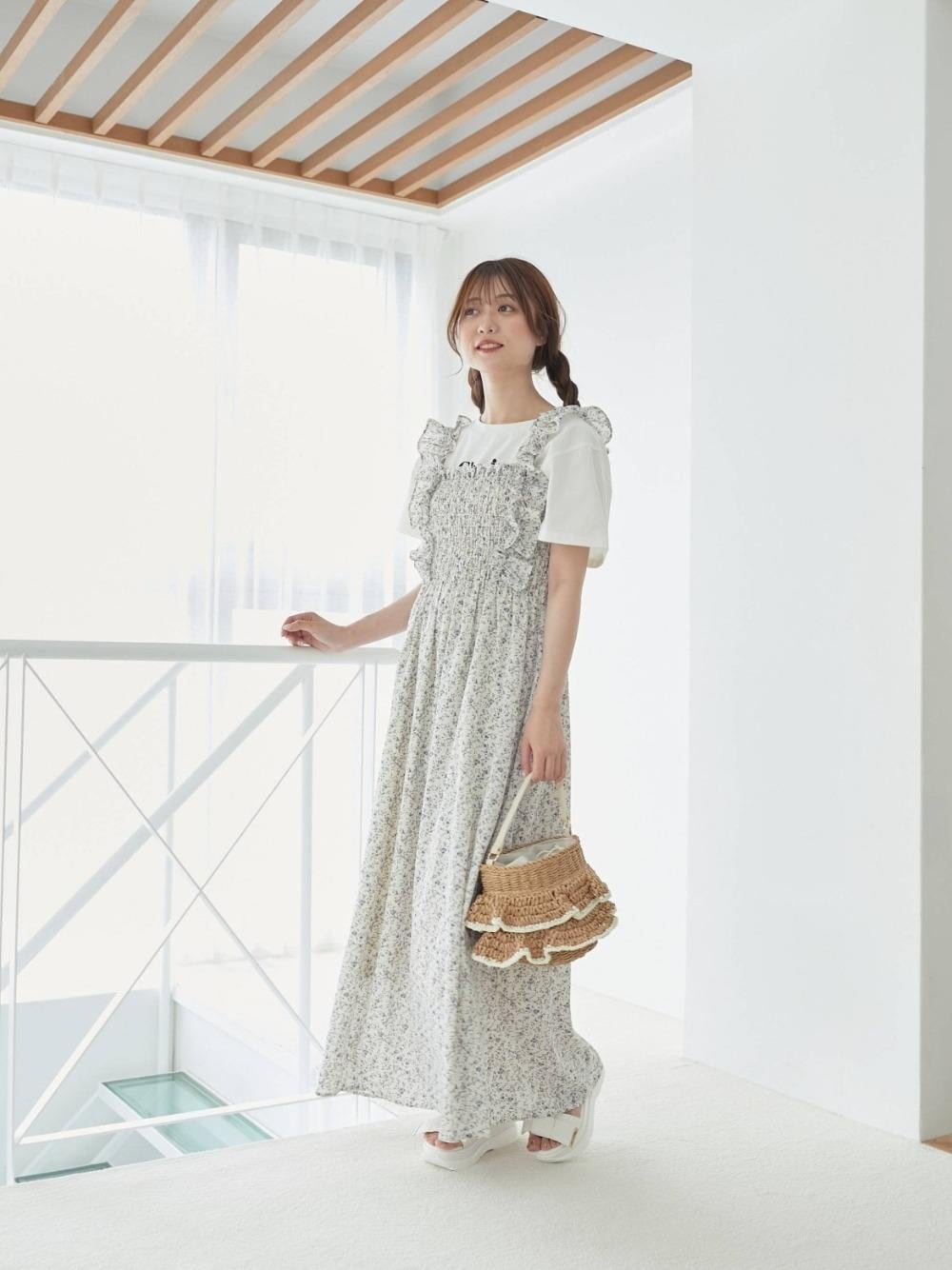 「花柄、Tシャツ、レースアップ、MAJESTIC LEGON、マジェスティックレゴン、スポサン、フリルショルダー、推し活、ワンピ―ス」｜「MAJESTIC LEGONのボリュームリボンスポサン（サンダル、ホワイト系）」を使った、マジェスティックレゴン池袋サンシャインシティ店スタッフさん（レディース・155cm）の夏コーディネートの1枚目の写真