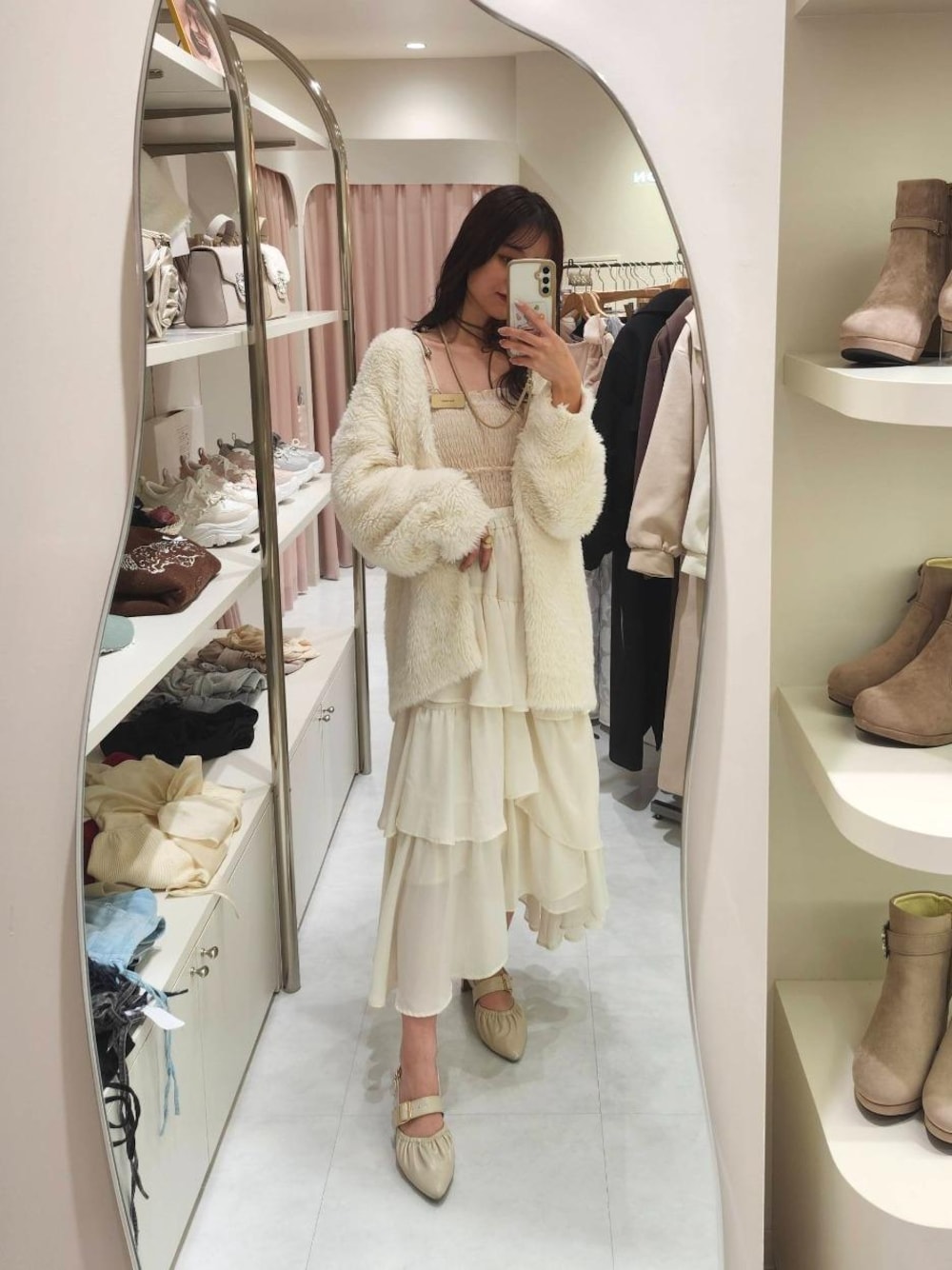 「カーディガン、MAJESTIC LEGON、ティアードスカート、マジェスティックレゴン、カフェ巡り、イエベ秋、消えそうな色コーデ、標準身長、淡色女子」｜「MAJESTIC LEGONの【WEB限定XLサイズあり】ふかふかフィットギャザーミュール（その他シューズ、ホワイト系）」を使った、マジェスティックレゴン池袋サンシャインシティ店スタッフさん（レディース・155cm）の秋コーディネートの1枚目の写真