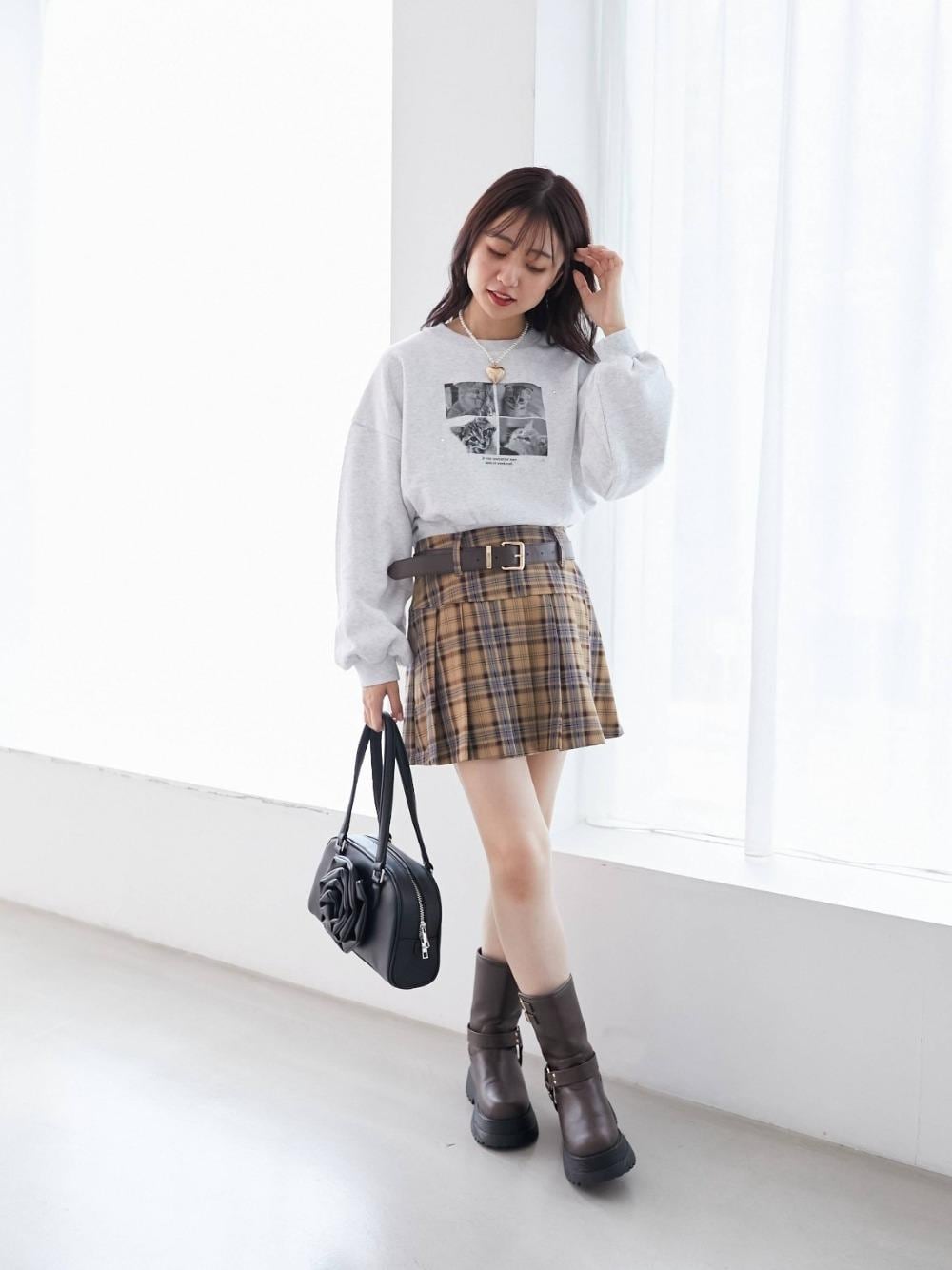 「スウェット、参戦服、ネコ、MAJESTIC LEGON、マジェスティックレゴン、骨格ウェーブ、韓国っぽ、イエベ秋」｜「MAJESTIC LEGONの太ベルトプリーツミニスカート（スカート、ブラウン系）」を使った、マジェスティックレゴン池袋サンシャインシティ店スタッフさん（レディース・155cm）の冬コーディネートの1枚目の写真