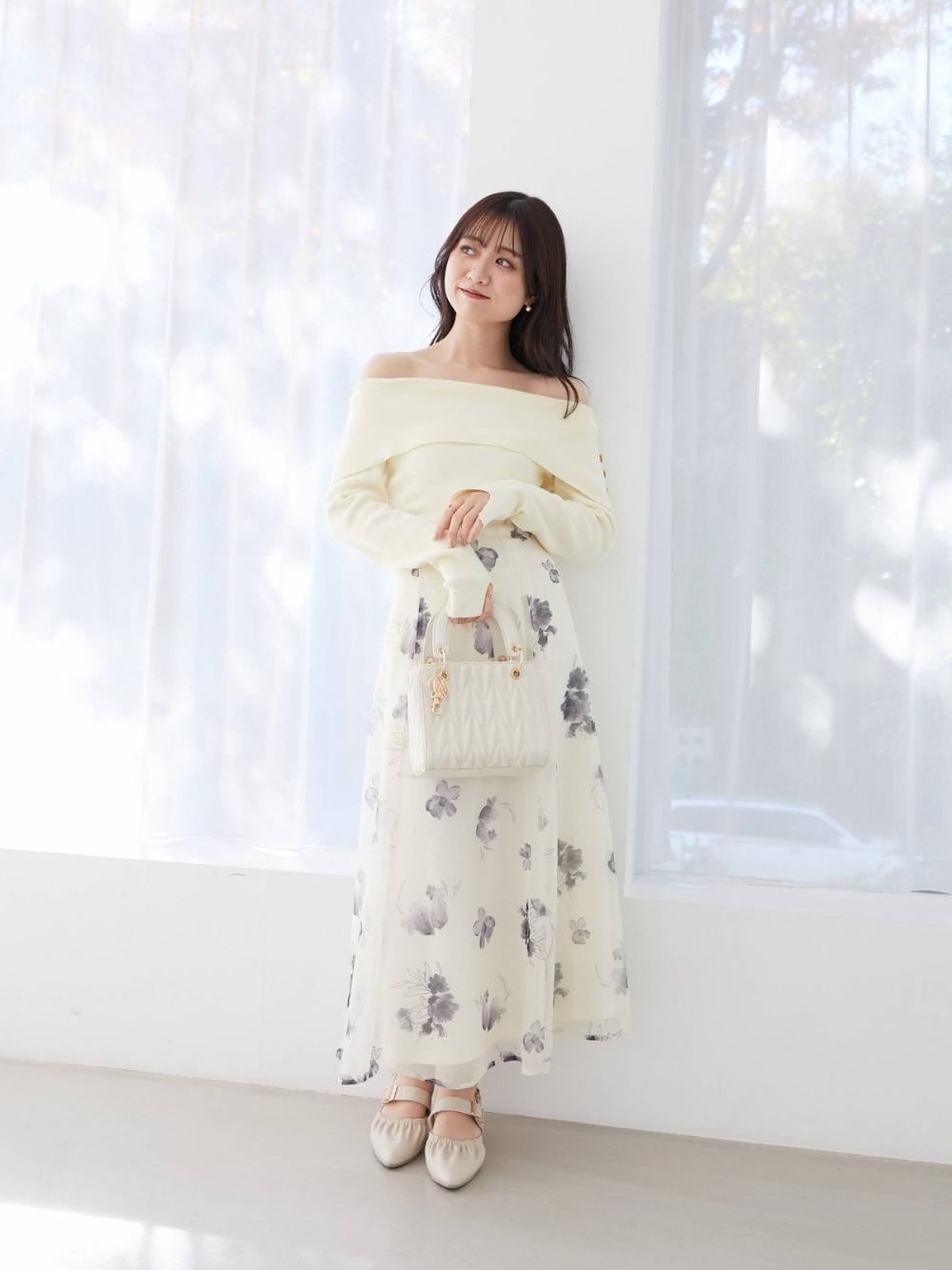 「花柄、参戦服、MAJESTIC LEGON、マジェスティックレゴン、オフショルワンピ、ニュアンスカラー、骨格ウェーブ、標準身長」｜「MAJESTIC LEGONのLadyショートライダース（ブルゾン、ブラウン系）」を使った、マジェスティックレゴン池袋サンシャインシティ店スタッフさん（レディース・155cm）の冬コーディネートの1枚目の写真