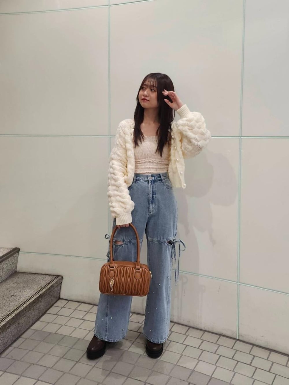 「カーディガン、デニムパンツ、MAJESTIC LEGON、マジェスティックレゴン、カフェ巡り、ポコポコ、骨格ウェーブ、イエベ秋、標準身長、淡色女子」｜「MAJESTIC LEGONのレースアップショートブーツ（ブーツ、ブラウン系）」を使った、マジェスティックレゴン池袋サンシャインシティ店スタッフさん（レディース・155cm）の冬コーディネートの1枚目の写真