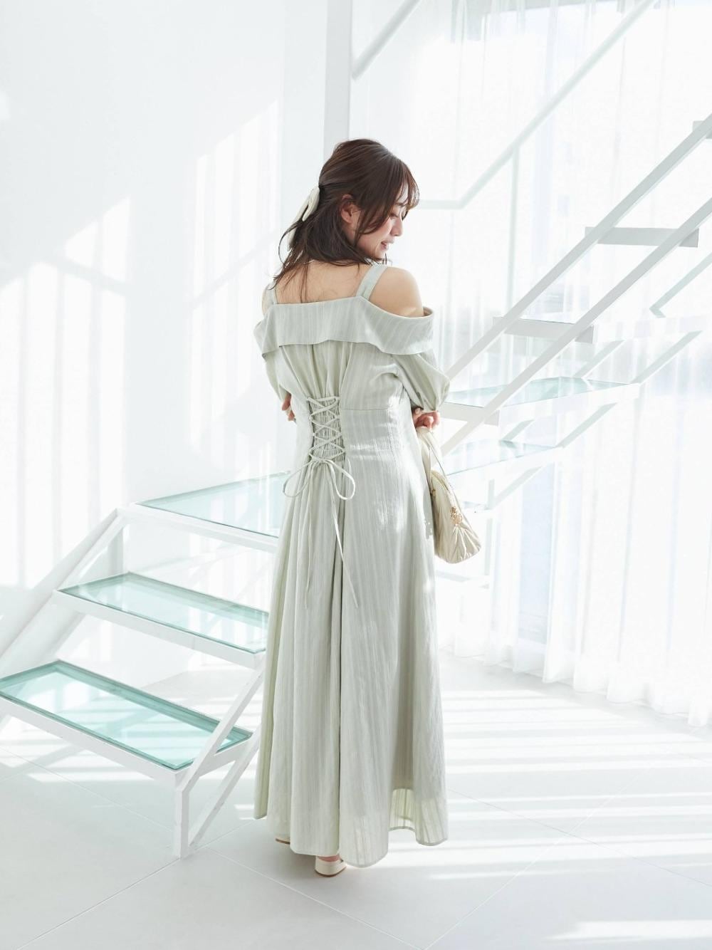「シャツワンピース、参戦服、MAJESTIC LEGON、マジェスティックレゴン、イエベ秋、標準身長、緑推し、ワンピ―ス、シアーフリルサンダル」｜「MAJESTIC LEGONのチャームセットキルティングバッグ（ショルダーバッグ、ホワイト系）」を使った、マジェスティックレゴン池袋サンシャインシティ店スタッフさん（レディース・155cm）の春コーディネートの1枚目の写真
