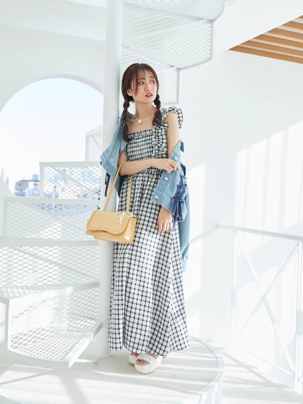 「デニム、MAJESTIC LEGON、モノトーンコーデ、キャミワンピ、マジェスティックレゴン、イエベ秋、標準身長、ワンピ―ス」｜「MAJESTIC LEGONのサイドレースアップGジャン（デニムジャケット、ブルー系）」を使った、マジェスティックレゴン池袋サンシャインシティ店スタッフさん（レディース・155cm）の春コーディネートの1枚目の写真