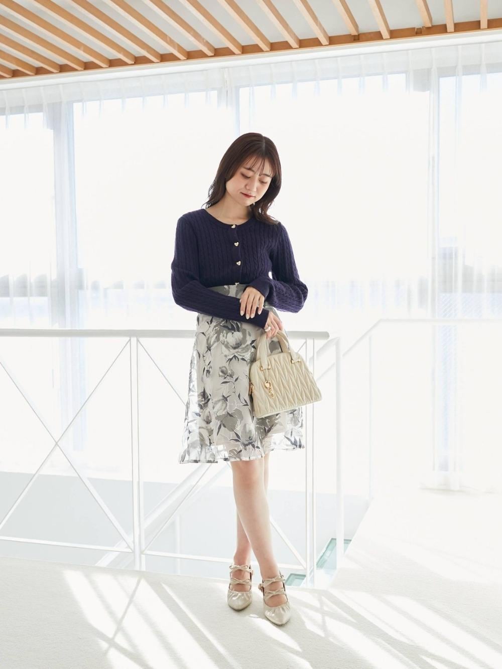 「オフィス、参戦服、MAJESTIC LEGON、モノトーンコーデ、マジェスティックレゴン、寒色コーデ、大人ファッション、イエベ秋」｜「MAJESTIC LEGONのチャームセットキルティングバッグ（ショルダーバッグ、ホワイト系）」を使った、マジェスティックレゴン池袋サンシャインシティ店スタッフさん（レディース・155cm）の春コーディネートの1枚目の写真