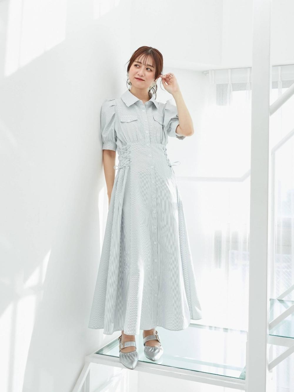 「海、シャツワンピ、参戦服、MAJESTIC LEGON、ミュール、カラーコーデ、マジェスティックレゴン、ニュアンスカラー、推しカラー、韓国っぽ」｜「MAJESTIC LEGONの【WEB限定カラー/XLサイズあり】ふかふかフィットギャザーミュール（パンプス、シルバー系）」を使った、マジェスティックレゴン池袋サンシャインシティ店スタッフさん（レディース・155cm）の春コーディネートの1枚目の写真