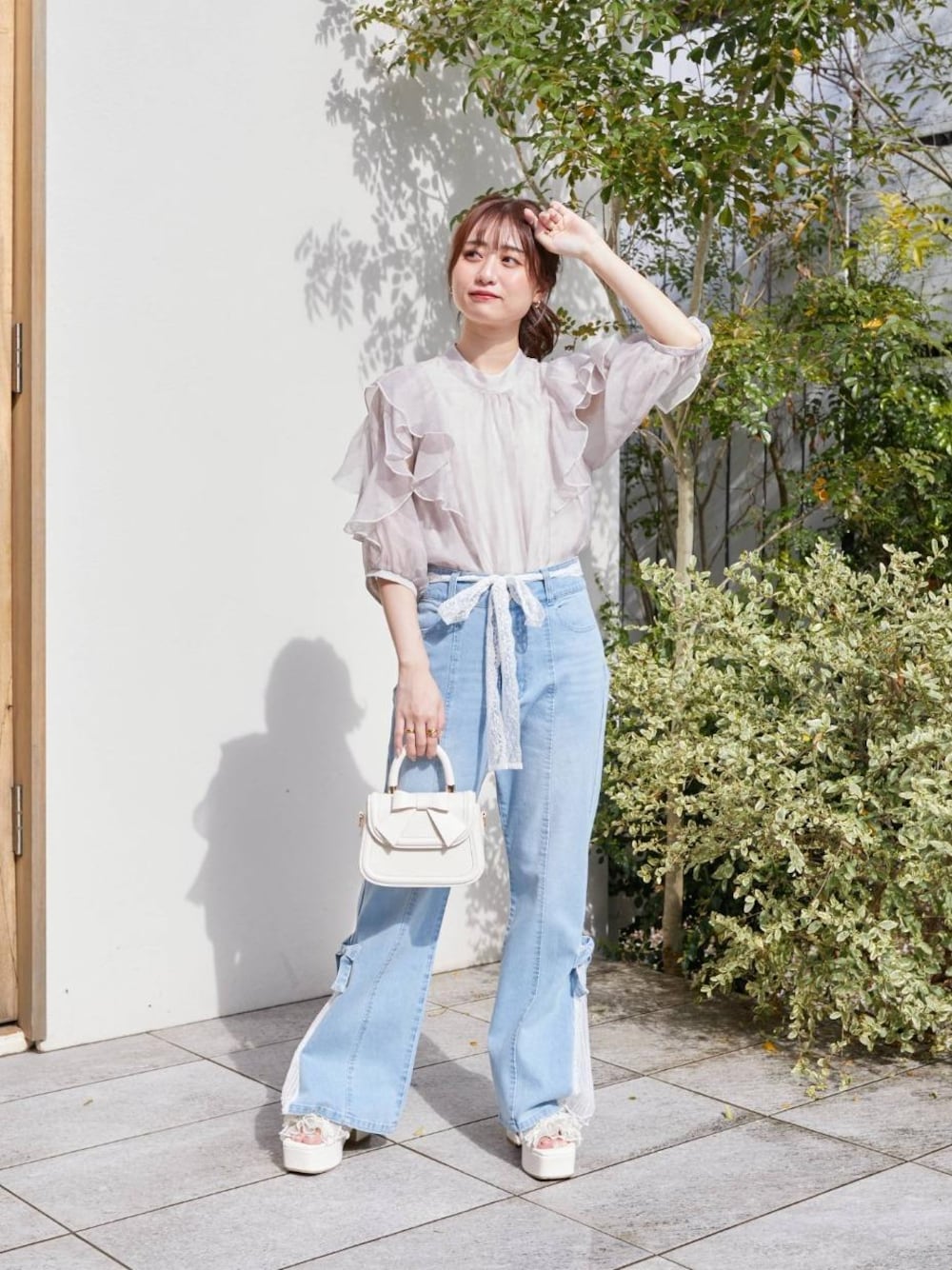 「大人カジュアル、デニムパンツ、参戦服、MAJESTIC LEGON、厚底サンダル、マジェスティックレゴン、ニュアンスカラー、標準身長、フェミニン 、エアリーフリルブラウス」｜「MAJESTIC LEGONの【小栗有以さん着用】レースベルトセット裾リボンデニム（デニムパンツ、ブルー系）」を使った、マジェスティックレゴン池袋サンシャインシティ店スタッフさん（レディース・155cm）の春コーディネートの1枚目の写真