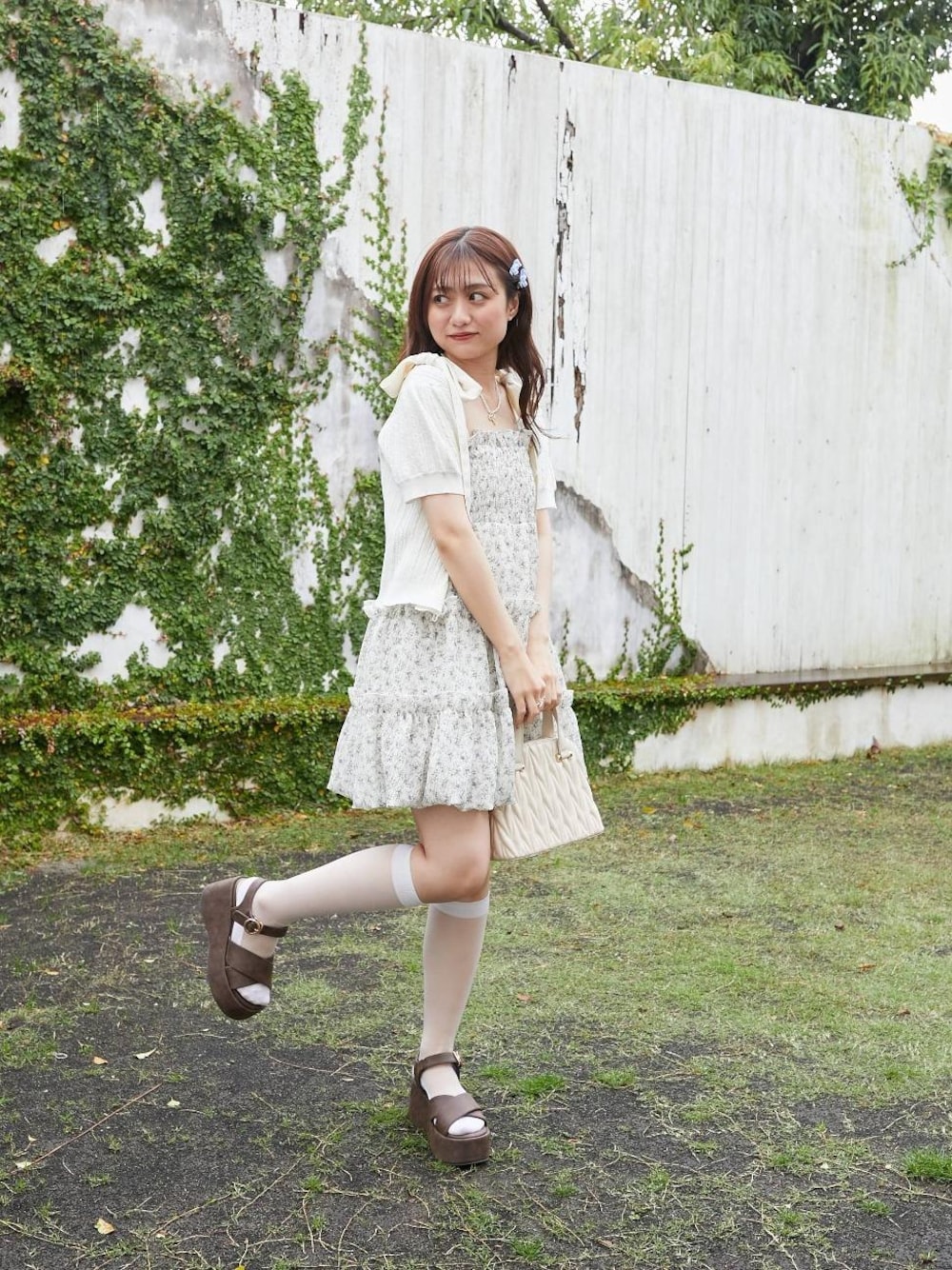「チュニック、バルーン、参戦服、MAJESTIC LEGON、マジェスティックレゴン、淡色コーデ、WEB限定、イエベ秋」｜「MAJESTIC LEGONのチャームセットキルティングバッグ（ショルダーバッグ、ホワイト系）」を使った、マジェスティックレゴン池袋サンシャインシティ店スタッフさん（レディース・155cm）の春コーディネートの1枚目の写真