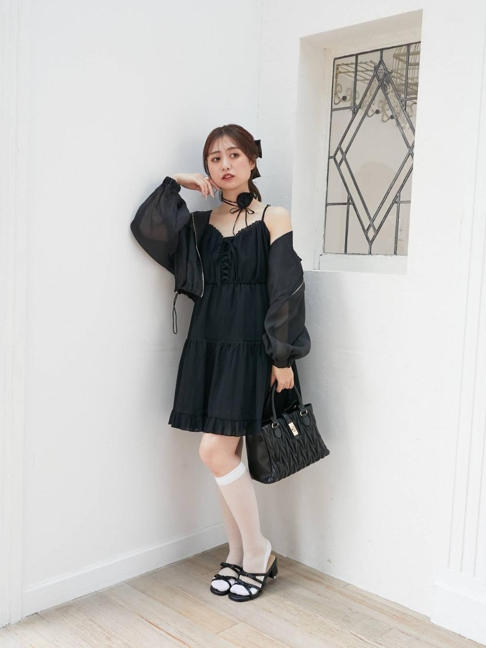 「リボン、参戦服、MAJESTIC LEGON、モノトーンコーデ、キャミワンピ、マジェスティックレゴン、韓国っぽ、標準身長、推し活」｜「MAJESTIC LEGONのクラシカルスクエアハンドバッグ（ショルダーバッグ、ブラック系）」を使った、マジェスティックレゴン池袋サンシャインシティ店スタッフさん（レディース・155cm）の春コーディネートの1枚目の写真