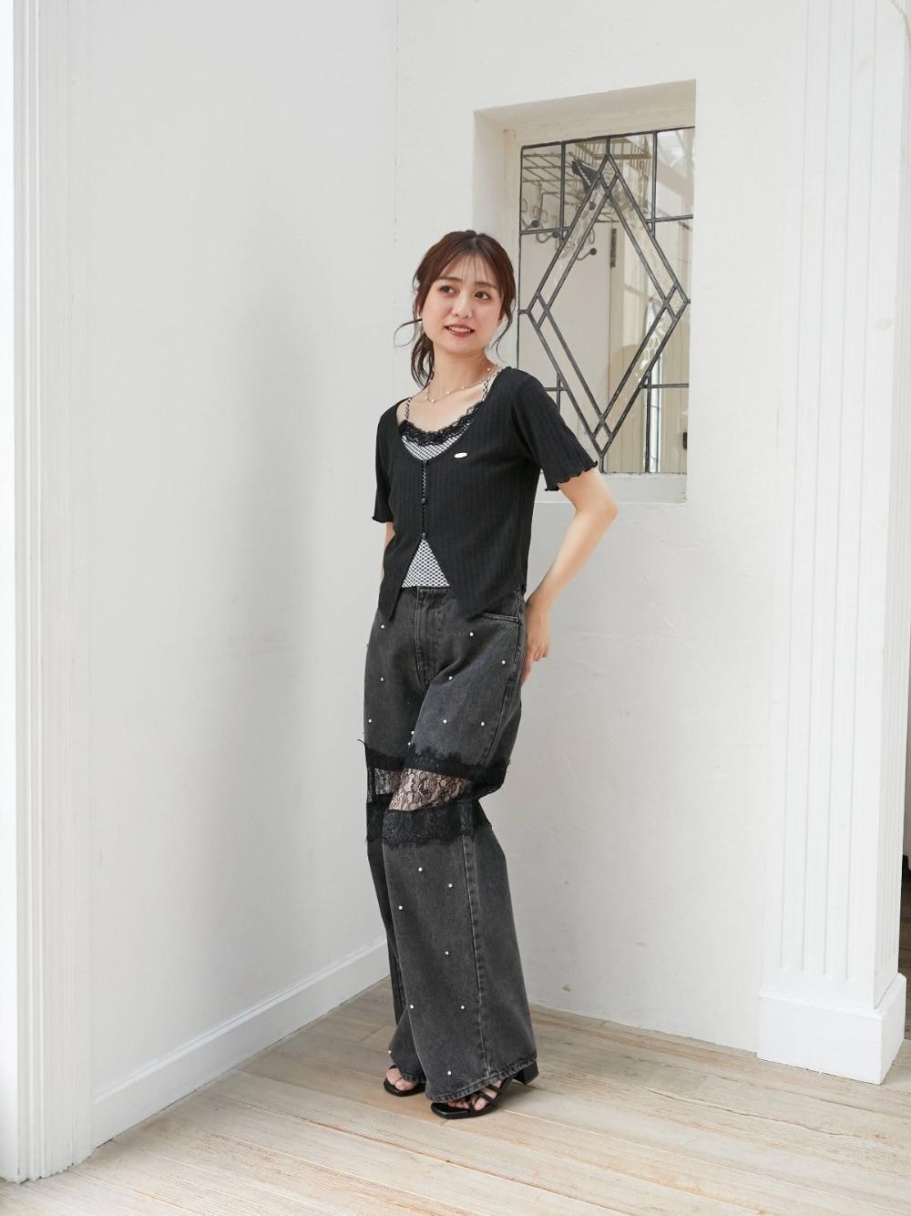 「大人カジュアル、デニムパンツ、参戦服、MAJESTIC LEGON、モノトーンコーデ、マジェスティックレゴン、推しカラー、韓国っぽ、推し活」｜「MAJESTIC LEGONのダブルリボンサンダル（サンダル、ブラック系）」を使った、マジェスティックレゴン池袋サンシャインシティ店スタッフさん（レディース・155cm）の春コーディネートの1枚目の写真
