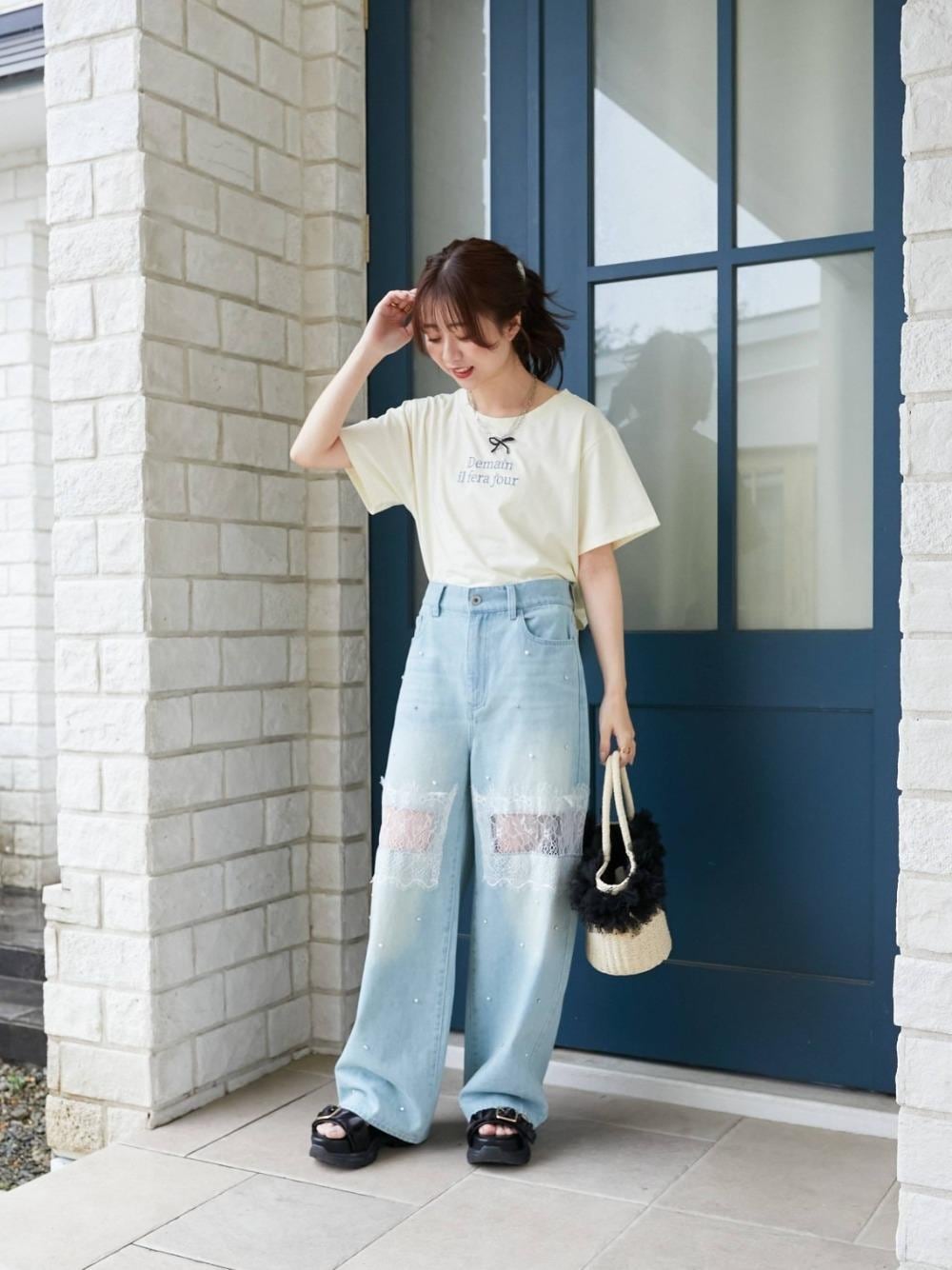 「カジュアル、Tシャツ、デニムパンツ、MAJESTIC LEGON、カラーコーデ、マジェスティックレゴン、推しカラー、韓国っぽ、推し活」｜「MAJESTIC LEGONのトキメキアソートデニム（デニムパンツ、ブルー系）」を使った、マジェスティックレゴン池袋サンシャインシティ店スタッフさん（レディース・155cm）の春コーディネートの1枚目の写真