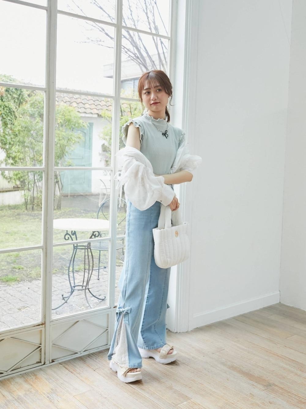 「デニムパンツ、MAJESTIC LEGON、ノースリーブ、カラーコーデ、マジェスティックレゴン、推しカラー、メロウ、推し活」｜「MAJESTIC LEGONの【小栗有以さん着用】レースベルトセット裾リボンデニム（デニムパンツ、ブルー系）」を使った、マジェスティックレゴン池袋サンシャインシティ店スタッフさん（レディース・155cm）の春コーディネートの1枚目の写真