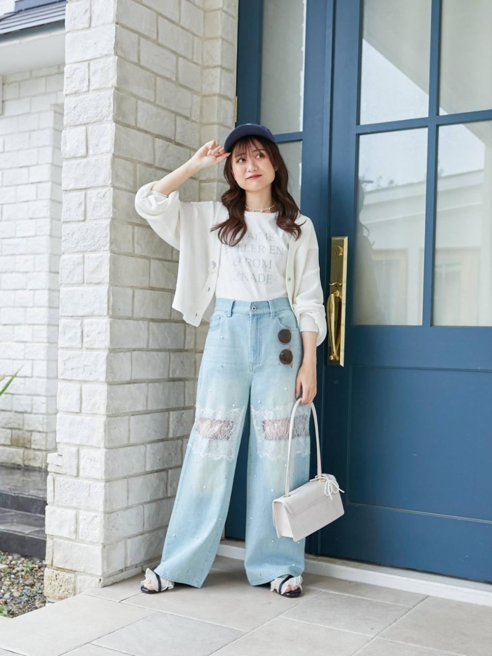 「大人カジュアル、MAJESTIC LEGON、シアー、カラーコーデ、マジェスティックレゴン、淡色、ドロスト、標準身長、推し活、UVカット」｜「MAJESTIC LEGONのあか抜けグラス（メガネ、ピンク系）」を使った、マジェスティックレゴン池袋サンシャインシティ店スタッフさん（レディース・155cm）の春コーディネートの1枚目の写真