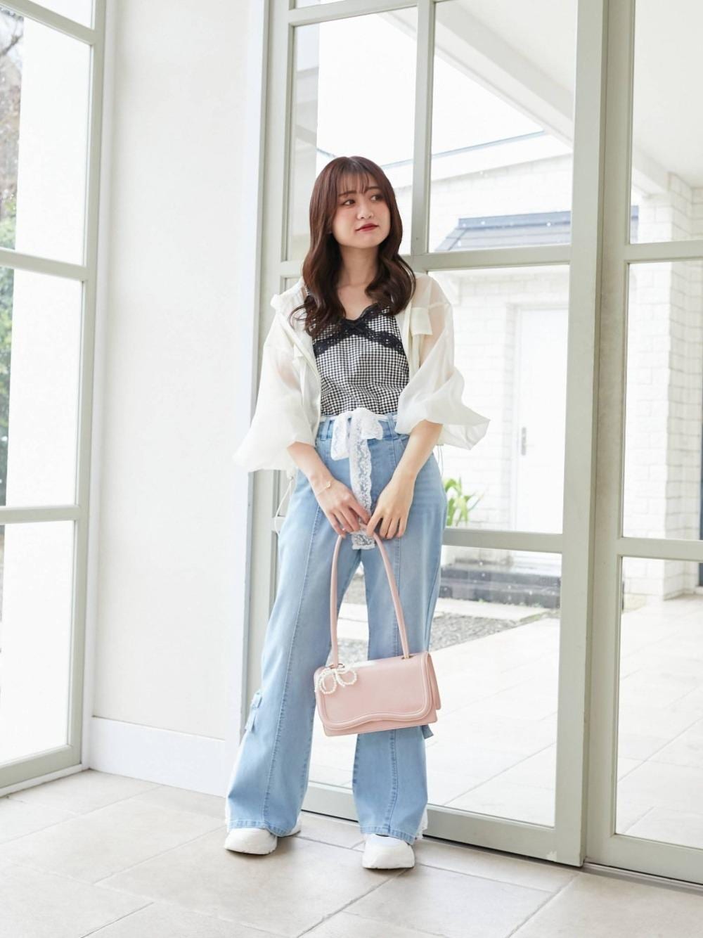 「スニーカー、大人カジュアル、デニムパンツ、MAJESTIC LEGON、シアー、マジェスティックレゴン、ニュアンスカラー、推し活」｜「MAJESTIC LEGONの【小栗有以さん着用】レースベルトセット裾リボンデニム（デニムパンツ、ブルー系）」を使った、マジェスティックレゴン池袋サンシャインシティ店スタッフさん（レディース・155cm）の春コーディネートの1枚目の写真