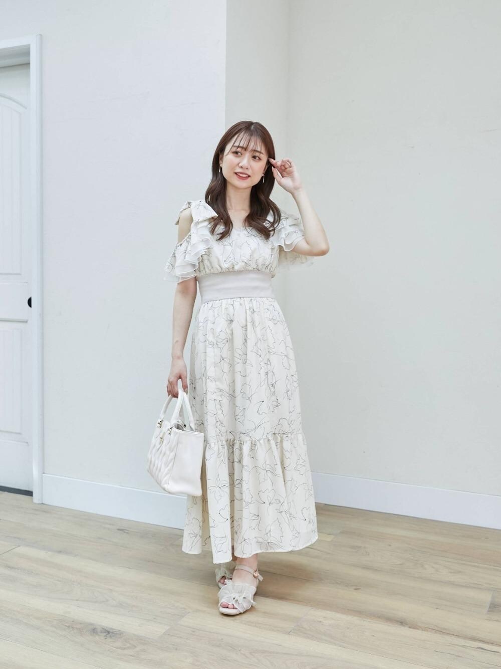 「花柄、リボン、デート、MAJESTIC LEGON、マジェスティックレゴン、ニュアンスカラー、イエベ秋、推し活、ワンピ―ス」｜「MAJESTIC LEGONのクラシカルスクエアハンドバッグ（ショルダーバッグ、ホワイト系）」を使った、マジェスティックレゴン池袋サンシャインシティ店スタッフさん（レディース・155cm）の春コーディネートの1枚目の写真