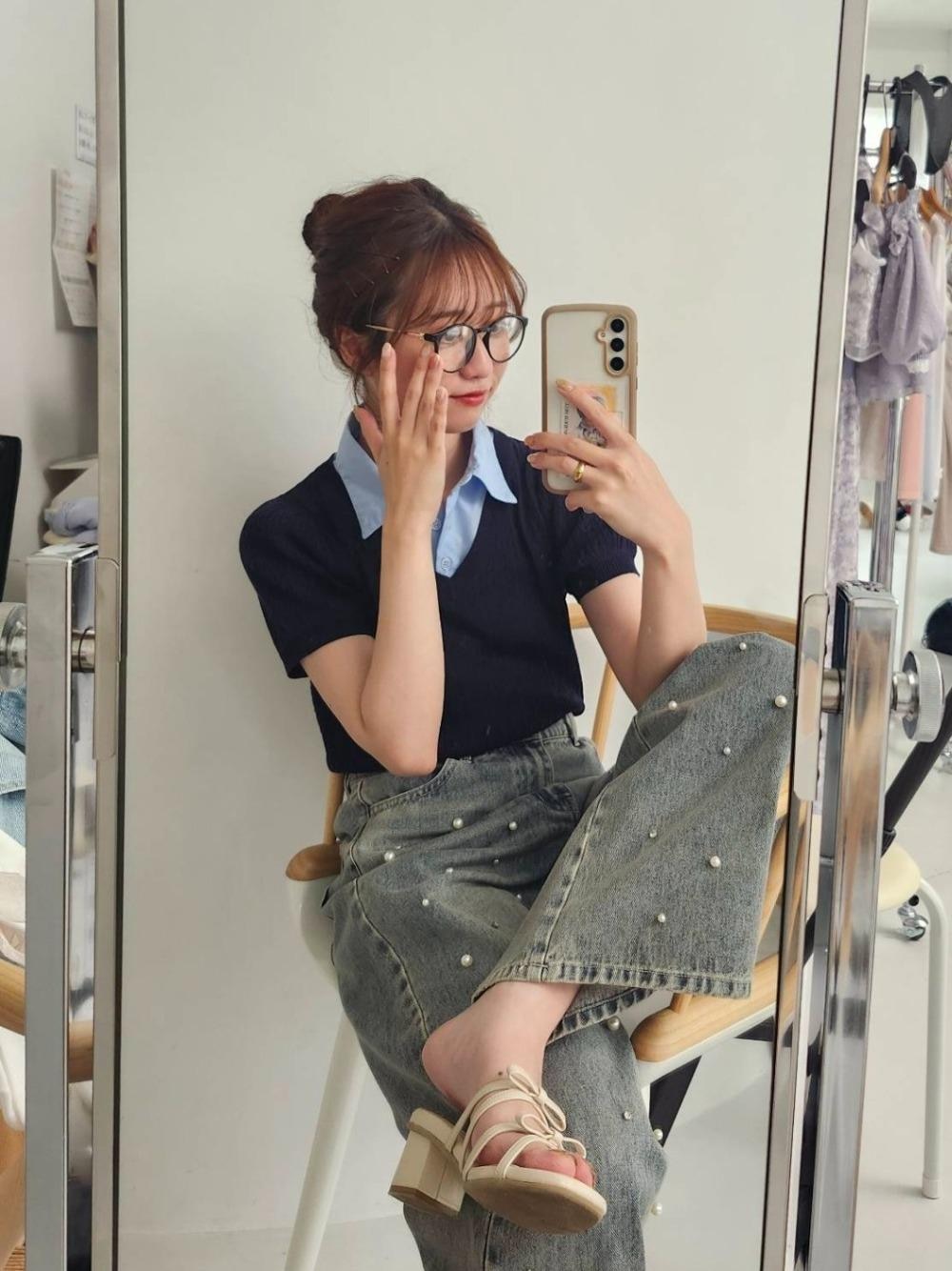 「カジュアル、デニムパンツ、MAJESTIC LEGON、マジェスティックレゴン、韓国っぽ、イエベ秋、miu系」｜「MAJESTIC LEGONの【WEB限定サイズあり/5サイズ展開】ダブルリボンサンダル（サンダル、ホワイト系）」を使った、マジェスティックレゴン池袋サンシャインシティ店スタッフさん（レディース・155cm）の春コーディネートの1枚目の写真