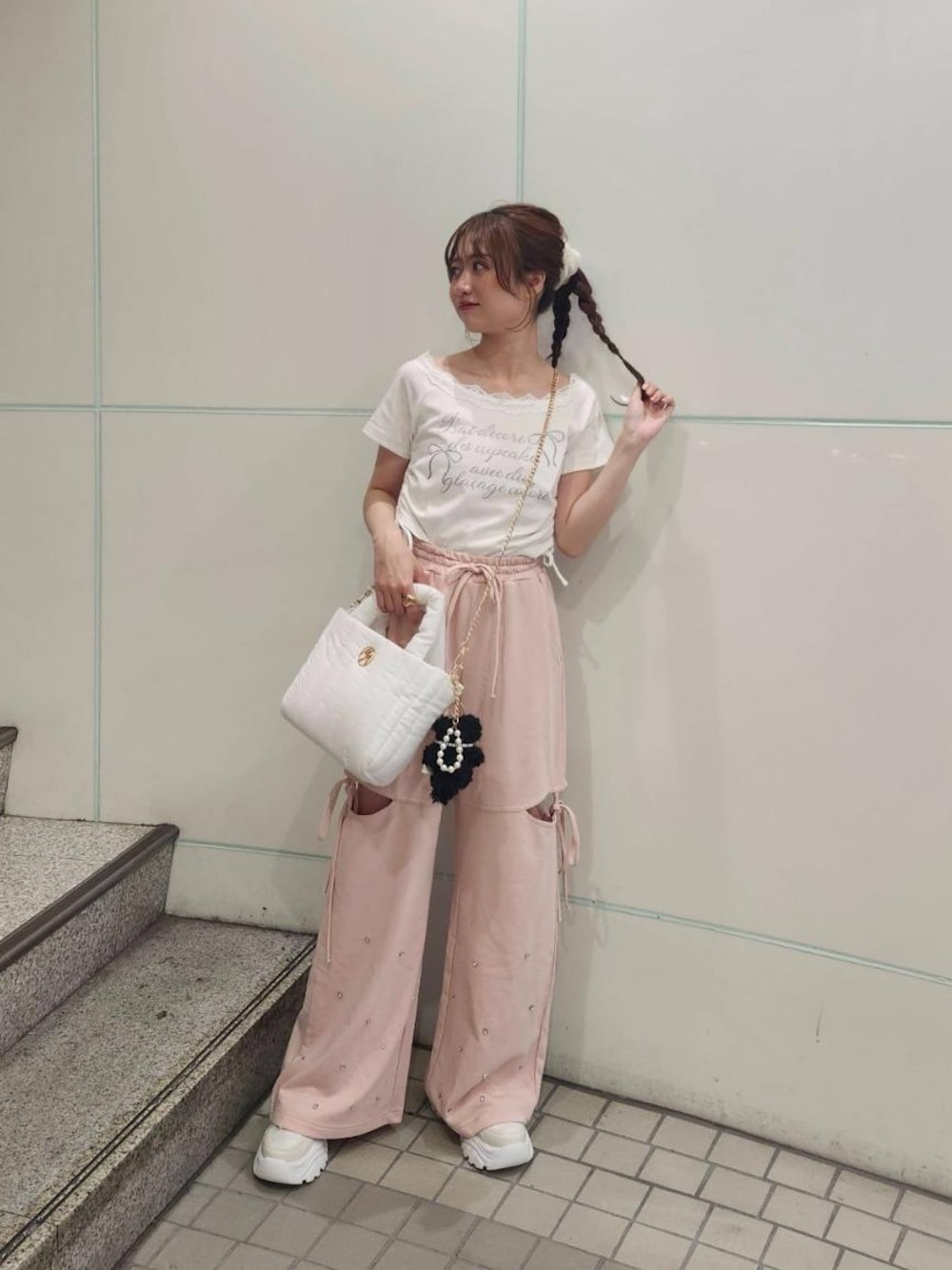 「スウェット、Tシャツ、MAJESTIC LEGON、カラーコーデ、マジェスティックレゴン、ニュアンスカラー、韓国っぽ、標準身長、推し活、バレエコア」｜「MAJESTIC LEGONの2WAYデコリボンスニーカー（スニーカー、ホワイト系）」を使った、マジェスティックレゴン池袋サンシャインシティ店スタッフさん（レディース・155cm）の夏コーディネートの1枚目の写真