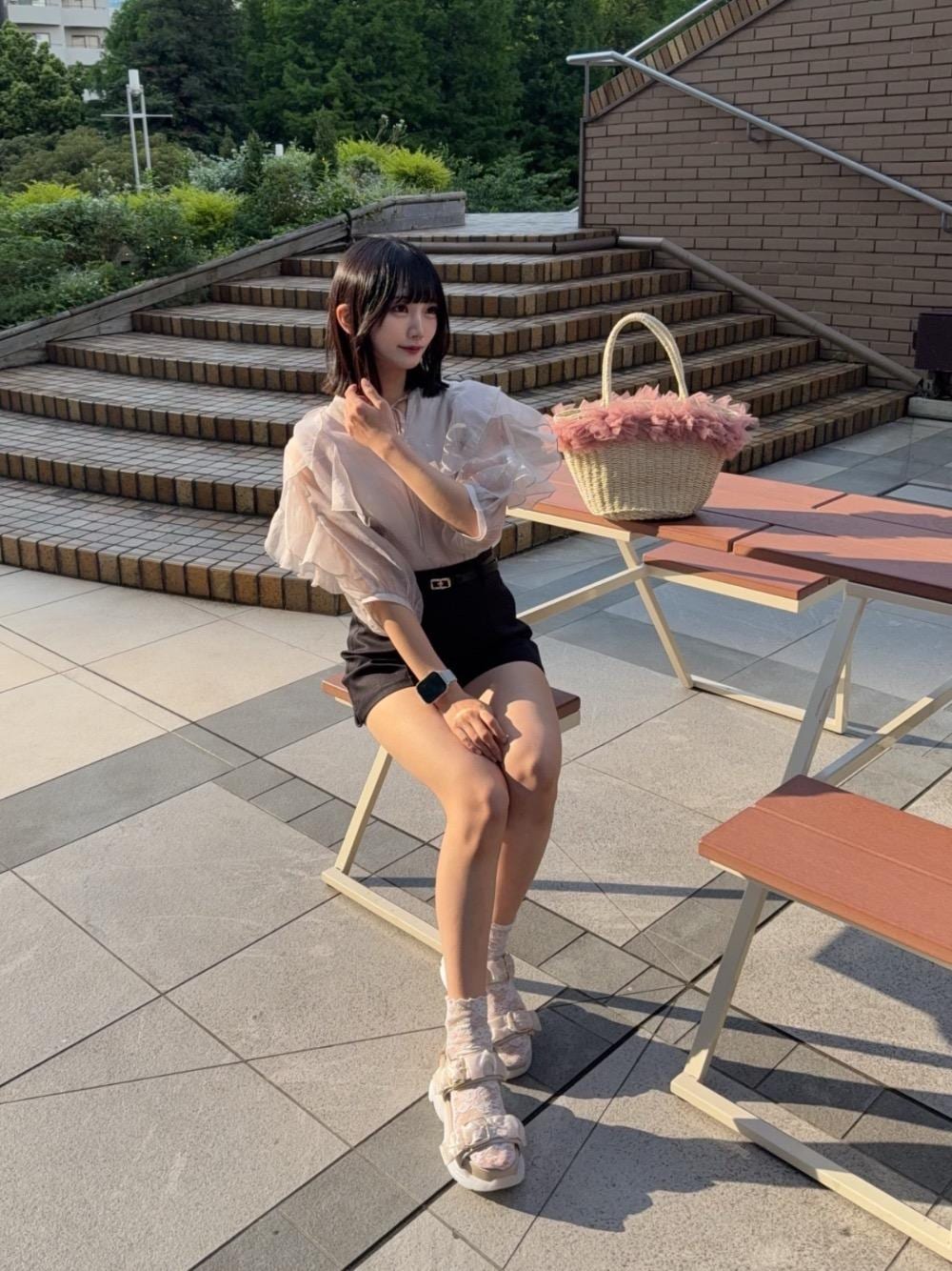 「ブラウス、ピンク、ショーパン、かごバッグ、ピンクコーデ、マジェスティックレゴン、骨格ウェーブ、推し活、サンダル 、スナ系」｜「MAJESTIC LEGONのベルト付きショートパンツ（その他パンツ、ブラック系）」を使った、マジェスティックレゴン池袋サンシャインシティ店スタッフさん（レディース・159cm）の夏コーディネートの1枚目の写真