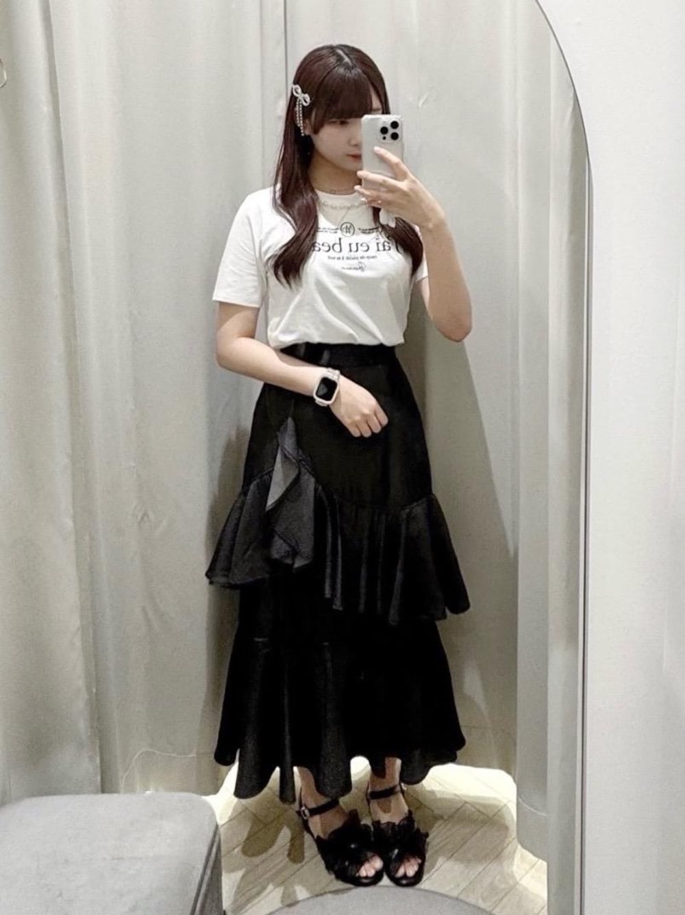「MAJESTIC LEGON、モノトーンコーデ、マジェスティックレゴン、高身長、骨格ウェーブ」｜「MAJESTIC LEGONの【お気に入り40,000件超え/高レビュー★★★★★/5サイズ展開】シアーフリルサンダル（サンダル、ブラック系）」を使った、マジェスティックレゴン池袋サンシャインシティ店スタッフさん（レディース・165cm）の夏コーディネートの1枚目の写真