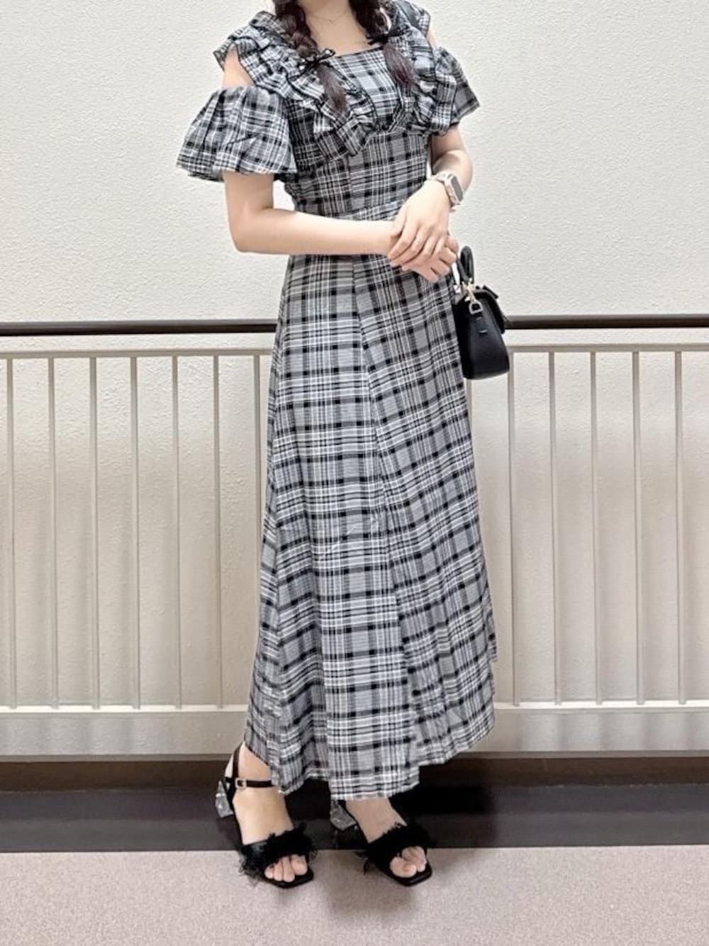「MAJESTIC LEGON、モノトーンコーデ、マジェスティックレゴン、高身長、骨格ウェーブ」｜「MAJESTIC LEGONのクラシックリボンバッグ（ハンドバッグ、ブラック系）」を使った、マジェスティックレゴン池袋サンシャインシティ店スタッフさん（レディース・165cm）の夏コーディネートの1枚目の写真