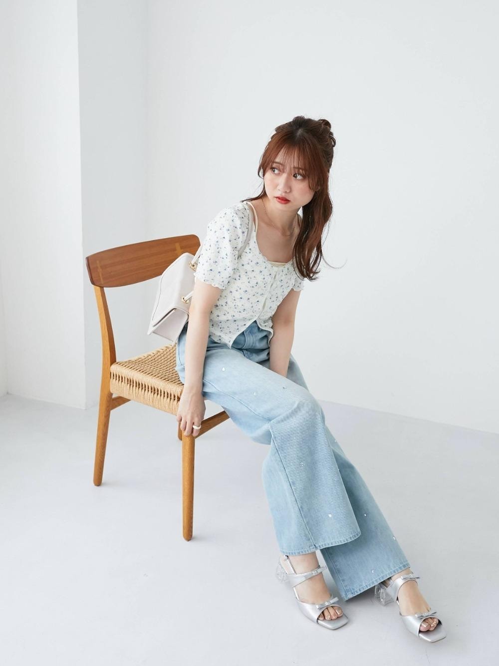 「レイヤード、花柄、デニムパンツ、MAJESTIC LEGON、マジェスティックレゴン、推しカラー、韓国っぽ、イエベ秋、推し活」｜「MAJESTIC LEGONのチャームセットワンハンドルバッグ（ハンドバッグ、ホワイト系）」を使った、マジェスティックレゴン池袋サンシャインシティ店スタッフさん（レディース・155cm）の夏コーディネートの1枚目の写真
