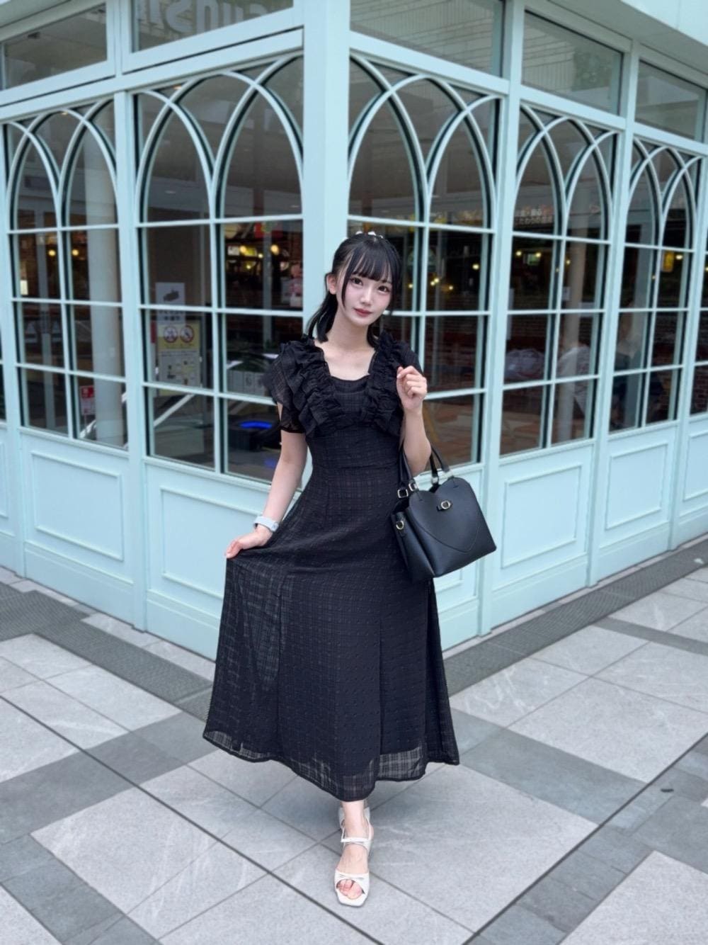 「カジュアル、大人カジュアル、MAJESTIC LEGON、お呼ばれ、マジェスティックレゴン、ドレスコーデ、骨格ウェーブ、フェミニン 、ワンピース‎」｜「MAJESTIC LEGONのクリアビジューヒールリボンサンダル（サンダル、ホワイト系）」を使った、マジェスティックレゴン池袋サンシャインシティ店スタッフさん（レディース・159cm）の夏コーディネートの1枚目の写真