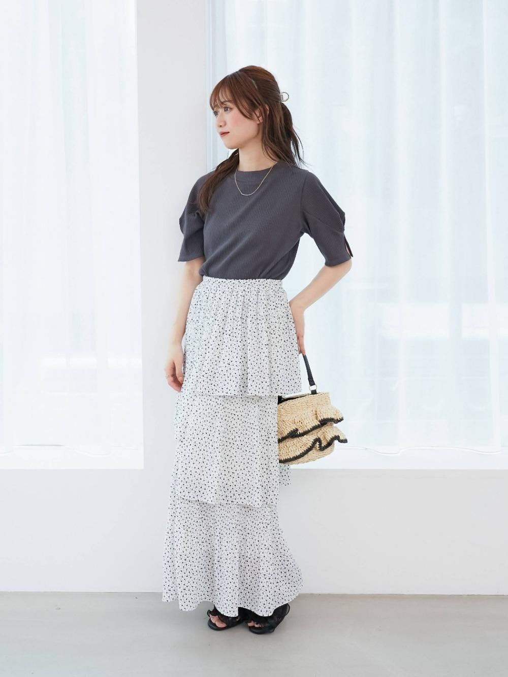 「MAJESTIC LEGON、モノトーンコーデ、オフィスカジュアル、マジェスティックレゴン、WEB限定、大人ファッション、イエベ秋、標準身長、推し活」｜「MAJESTIC LEGONのフリルペーパーバッグ（ハンドバッグ、ホワイト系）」を使った、マジェスティックレゴン池袋サンシャインシティ店スタッフさん（レディース・155cm）の夏コーディネートの1枚目の写真
