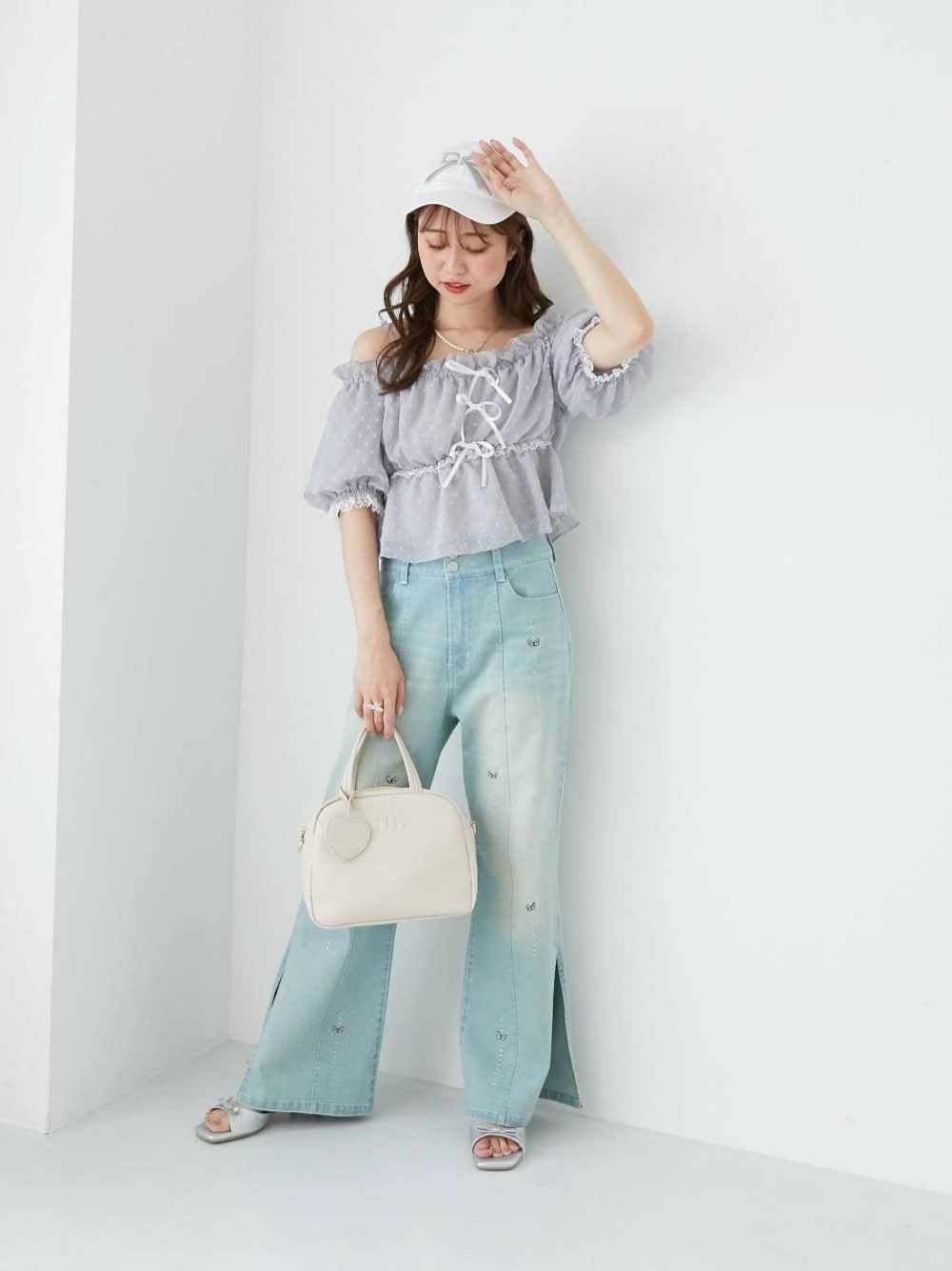 「大人カジュアル、MAJESTIC LEGON、マジェスティックレゴン、ニュアンスカラー、推しカラー、韓国っぽ、標準身長、推し活」｜「MAJESTIC LEGONのクリアビジューヒールリボンサンダル（サンダル、シルバー系）」を使った、マジェスティックレゴン池袋サンシャインシティ店スタッフさん（レディース・155cm）の夏コーディネートの1枚目の写真