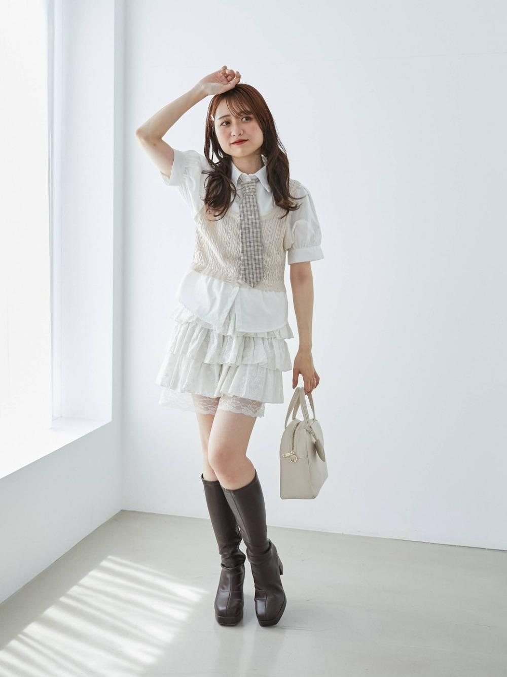 「ネクタイ、参戦服、MAJESTIC LEGON、マジェスティックレゴン、韓国っぽ、イエベ秋、推し活」｜「MAJESTIC LEGONのハートチャームセットスクエアボストン（ボストンバッグ、ホワイト系）」を使った、マジェスティックレゴン池袋サンシャインシティ店スタッフさん（レディース・155cm）の夏コーディネートの1枚目の写真