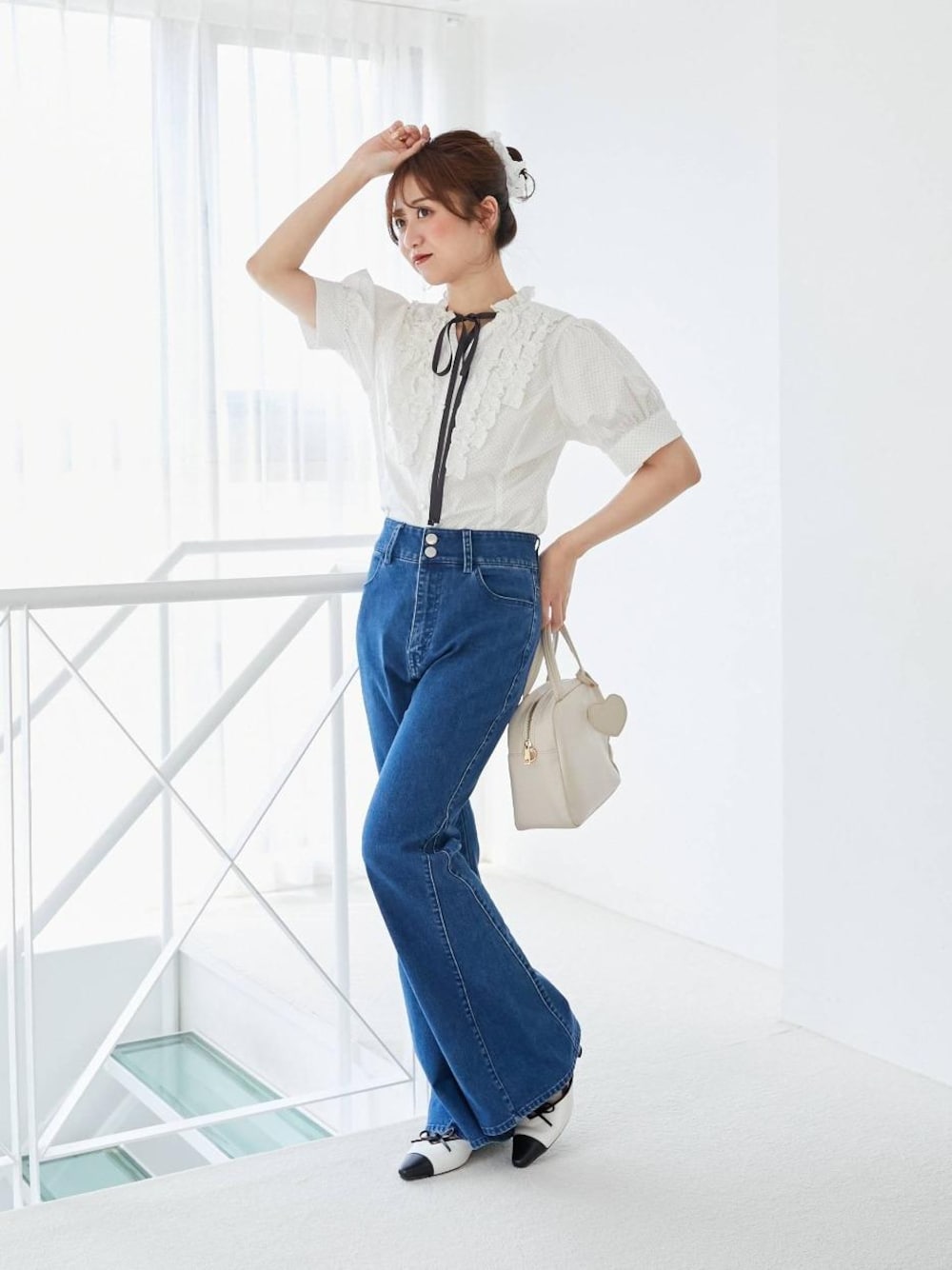 「ブラウス、ドット、リボン、フリル、MAJESTIC LEGON、モノトーンコーデ、マジェスティックレゴン、フレンチガーリー、韓国っぽ、ウィッシュコア」｜「MAJESTIC LEGONのハートチャームセットスクエアボストン（ボストンバッグ、ホワイト系）」を使った、マジェスティックレゴン池袋サンシャインシティ店スタッフさん（レディース・155cm）の夏コーディネートの1枚目の写真