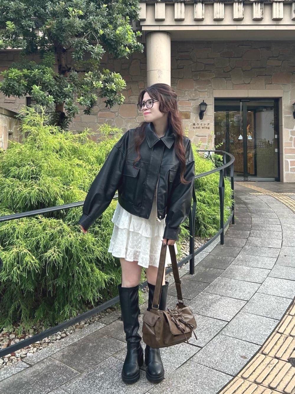 「ロングブーツ、MAJESTIC LEGON、冬服、モノトーンコーデ、低身長、マジェスティックレゴン、骨格ウェーブ、韓国ガーリー、バレエコア、ブルべ夏」｜「MAJESTIC LEGONのオーバーサイズショートブルゾン（ブルゾン、ブラック系）」を使った、マジェスティックレゴン名古屋近鉄店スタッフさん（レディース・150cm）の秋コーディネートの1枚目の写真