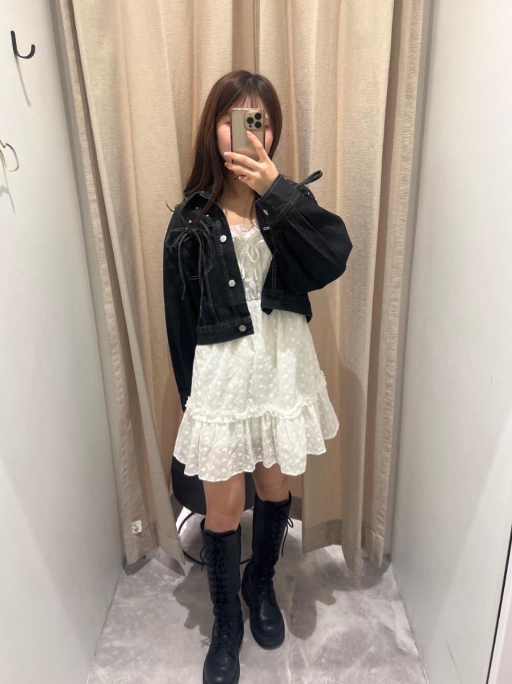 「デート、ガーリー、MAJESTIC LEGON、マジェスティックレゴン、韓国っぽ、骨格ストレート、イエベ秋、標準身長、フェミニン 」｜「MAJESTIC LEGONのレースアップロングブーツ（ブーツ、ブラック系）」を使った、マジェスティックレゴン名古屋近鉄店スタッフさん（レディース・155cm）の冬コーディネートの1枚目の写真