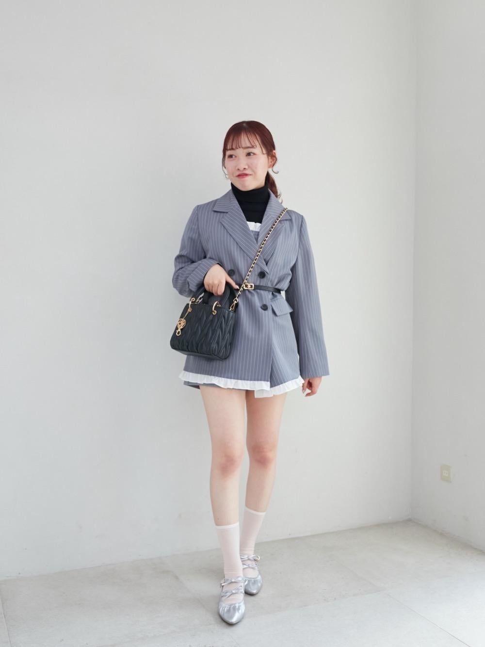 「大人カジュアル、MAJESTIC LEGON、マジェスティックレゴン、骨格ウェーブ、骨格ストレート、イエベ春、標準身長、ブルべ夏」｜「MAJESTIC LEGONのチャームセットキルティングバッグ（ショルダーバッグ、ブラック系）」を使った、マジェスティックレゴン名古屋近鉄店スタッフさん（レディース・156cm）の春コーディネートの1枚目の写真