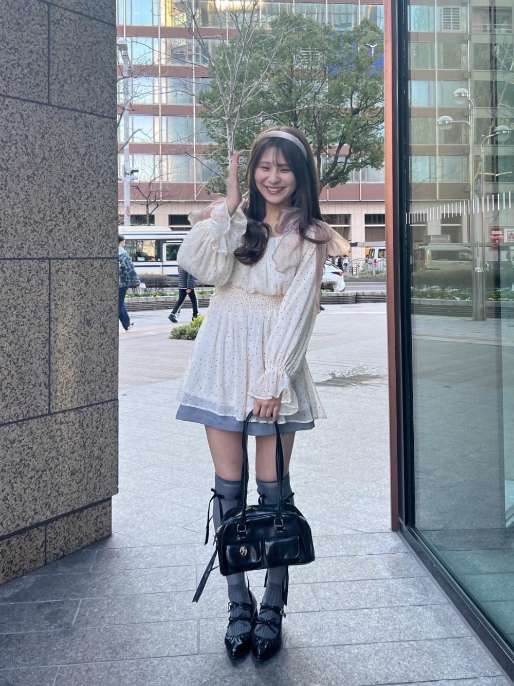 「デート、ガーリー、ミニ、MAJESTIC LEGON、マジェスティックレゴン、韓国っぽ、骨格ストレート、イエベ春、イエベ秋、骨格ナチュラル」｜「MAJESTIC LEGONの【小栗有以さん着用】ダブルリボンギャザーパンプス（パンプス、ブラック系）」を使った、マジェスティックレゴン名古屋近鉄店スタッフさん（レディース・155cm）の春コーディネートの1枚目の写真
