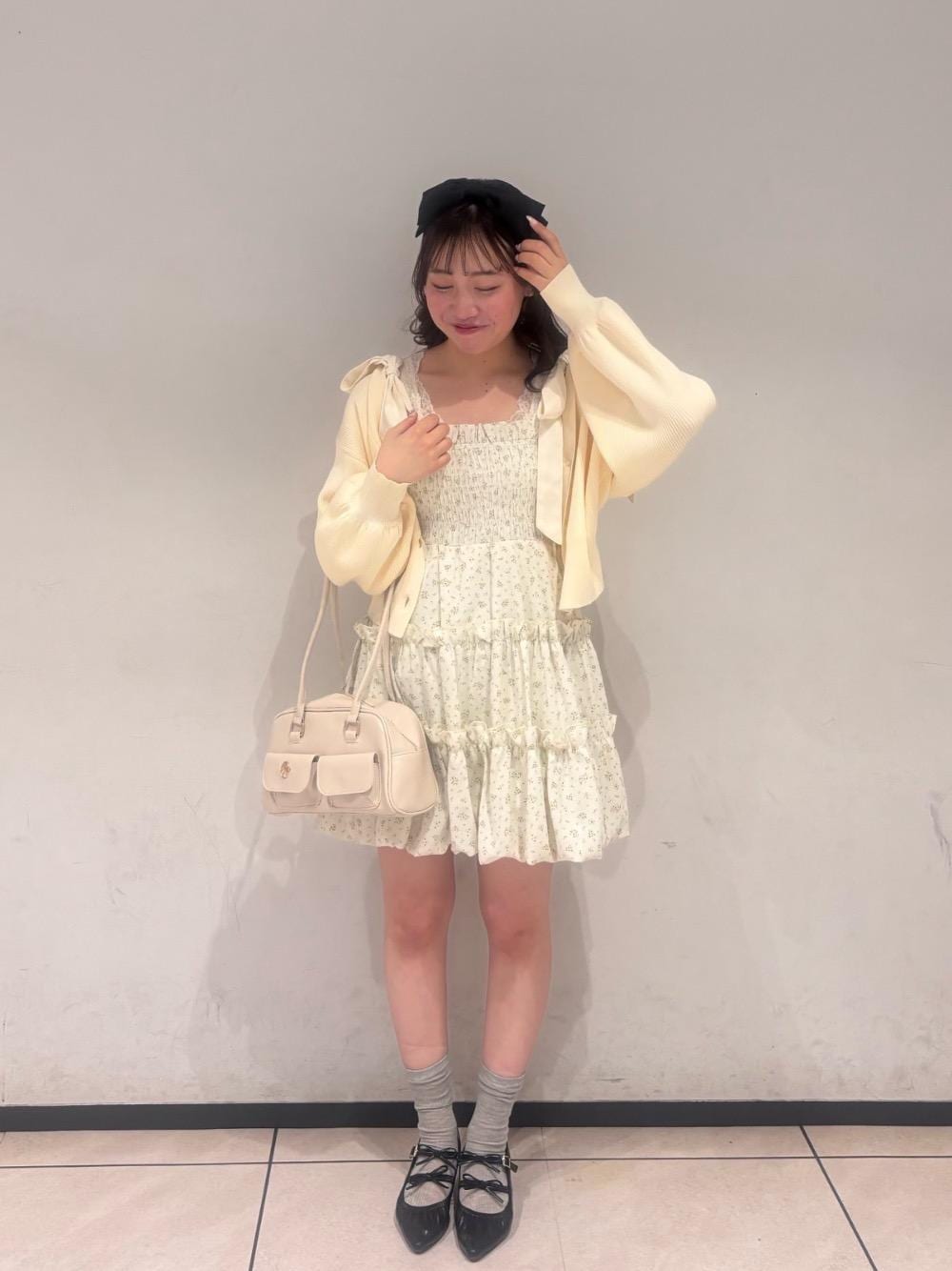 「ガーリー、MAJESTIC LEGON、カラーコーデ、マジェスティックレゴン、骨格ウェーブ、骨格ストレート、イエベ春、標準身長、ブルべ夏」｜「MAJESTIC LEGONの【小栗有以さん着用】ダブルリボンギャザーパンプス（パンプス、ブラック系）」を使った、マジェスティックレゴン名古屋近鉄店スタッフさん（レディース・156cm）の春コーディネートの1枚目の写真