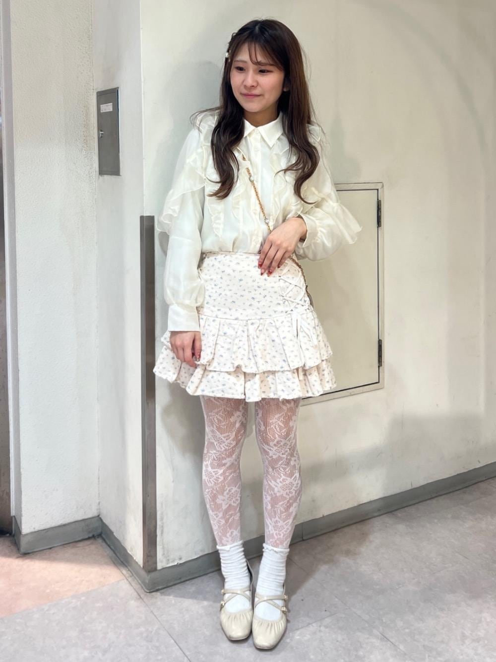 「デート、ガーリー、ミニ、MAJESTIC LEGON、マジェスティックレゴン、韓国っぽ、骨格ストレート、イエベ春、イエベ秋、標準身長」｜「MAJESTIC LEGONの【WEB限定XLサイズあり】レディギャザーストラップパンプス（パンプス、ホワイト系）」を使った、マジェスティックレゴン名古屋近鉄店スタッフさん（レディース・155cm）の春コーディネートの1枚目の写真