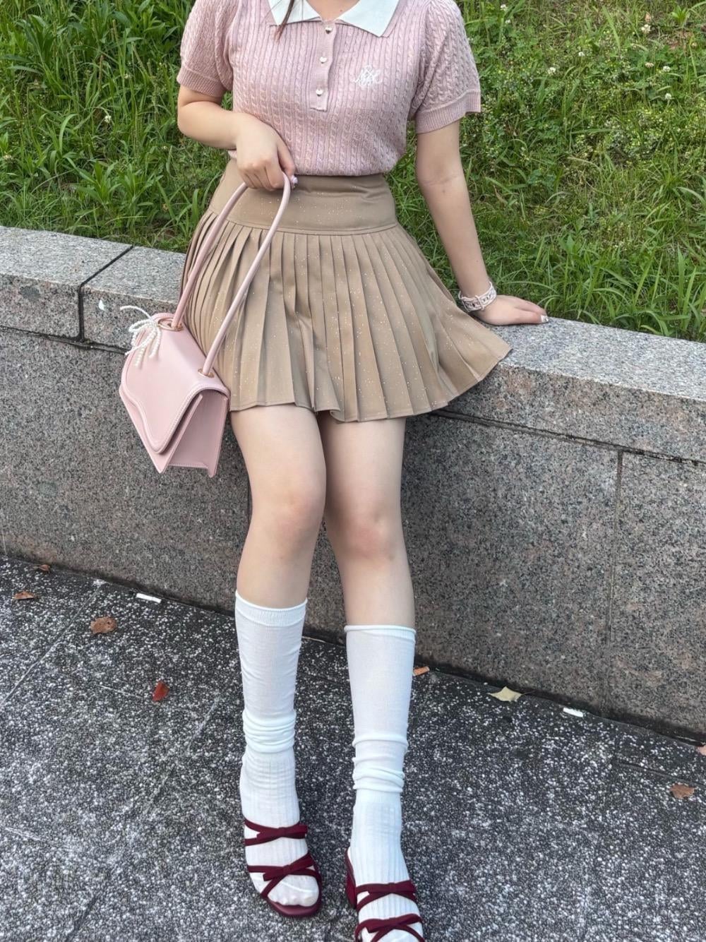 「デート、ガーリー、MAJESTIC LEGON、マジェスティックレゴン、骨格ウェーブ、韓国っぽ、骨格ストレート、イエベ春、標準身長、ブルべ夏」｜「MAJESTIC LEGONのバイカラーダブル襟ニット（ニット/セーター、ピンク系）」を使った、マジェスティックレゴン名古屋近鉄店スタッフさん（レディース・156cm）の夏コーディネートの1枚目の写真