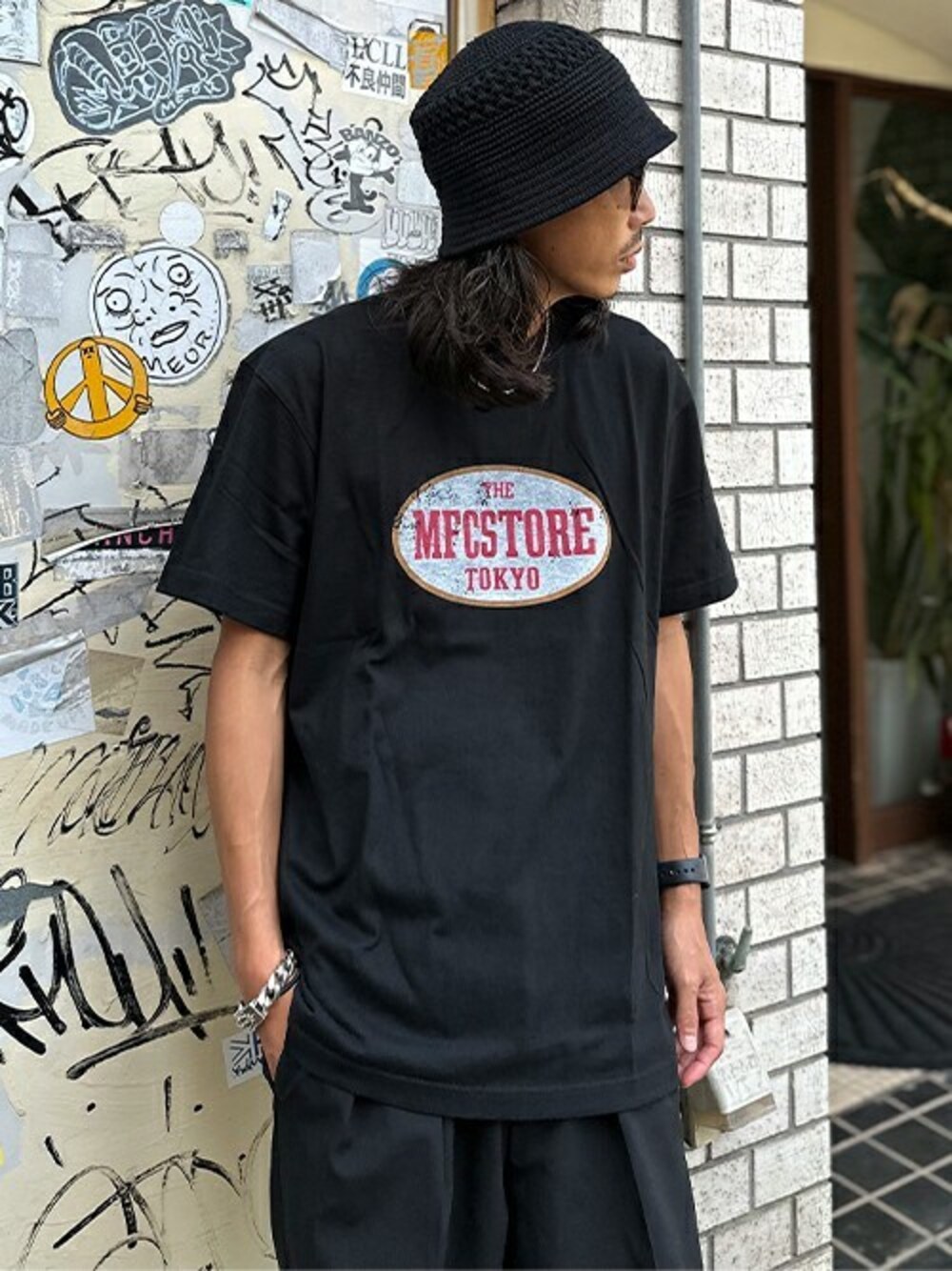 ブラック系のTシャツ/カットソーを着用したメンズの秋コーディネートの1枚目の写真