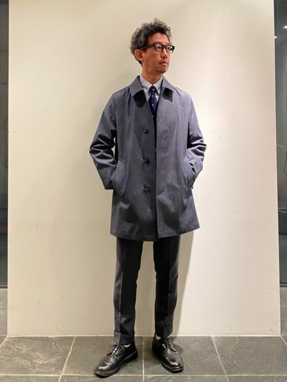 「ステンカラーコート、大人コーデ、ビジネススタイル、ビジネスカジュアル、mackintoshlondon、マッキントッシュロンドン、MACKINTOSH LONDON」｜「MACKINTOSH LONDONの【DUNFORD SHORT】デニムステンカラーショートコート（ステンカラーコート、ブルー系）」を使った、SATOSHIさん（メンズ・175cm）の春コーディネートの1枚目の写真
