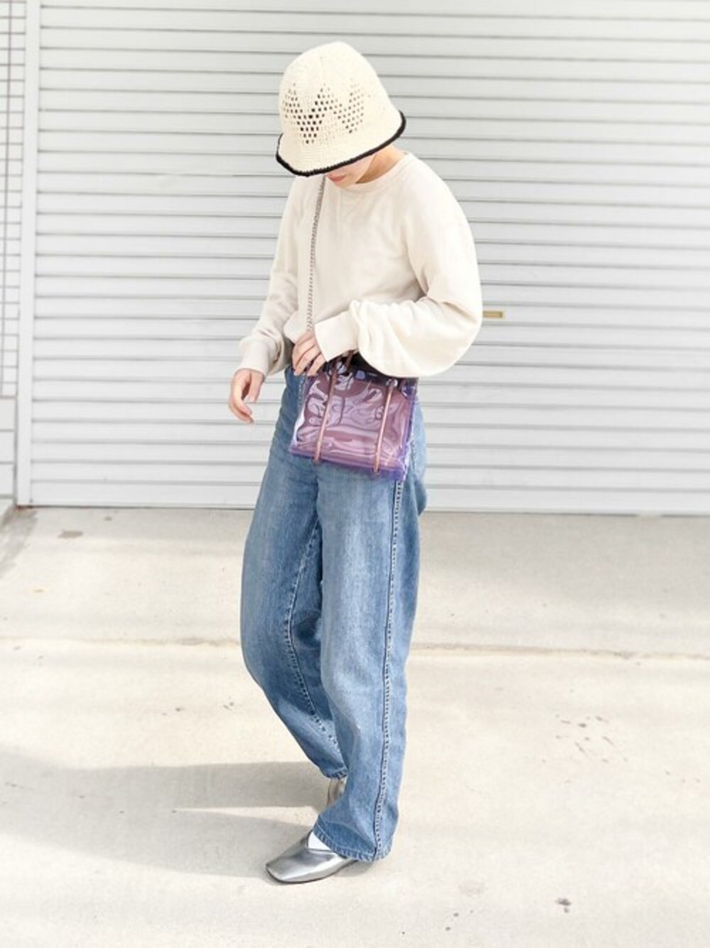 パープル系のショルダーバッグ、その他のパンプス、ホワイト系のソックス/靴下を着用したレディースの春コーディネートの1枚目の写真