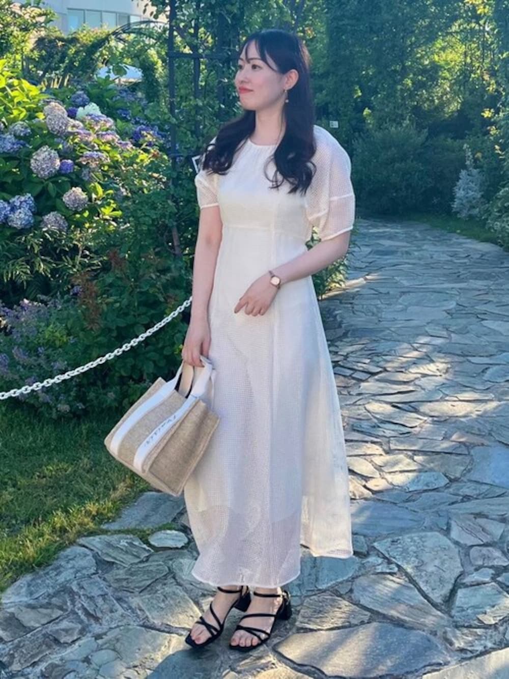 「ワンピース、キレイめ、フェミニン、夏コーデ、メッシュ、MISCH MASCH、おでかけコーデ」｜「MISCH MASCHの■2023春夏新作■スクエアメッシュワンピース/MM327423（ワンピース、ホワイト系）」を使った、MISCH MASCH本部さん（レディース・159cm）の夏コーディネートの1枚目の写真