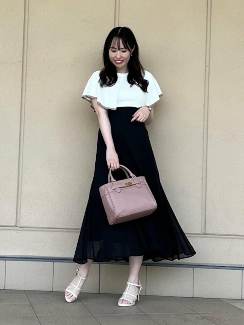 「フェミニン、モノトーンコーデ、夏コーデ、シアー、MISCH MASCH、大人かわいい」｜「MISCH MASCHの■2023春夏新作■ケープニット/MM328308（ニット/セーター、ホワイト系）」を使った、MISCH MASCH本部さん（レディース・159cm）の夏コーディネートの1枚目の写真