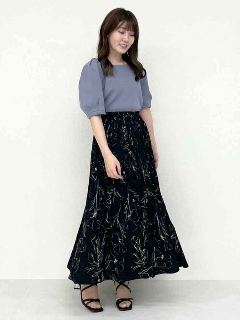 「花柄、キレイめ、大人コーデ、フェミニン、大人女子、花柄スカート、MISCH MASCH」｜「MISCH MASCHの■2023春夏新作■タック袖2WAYニット/MM328312（ニット/セーター、ブルー系）」を使った、MISCH MASCH本部さん（レディース・156cm）の夏コーディネートの1枚目の写真