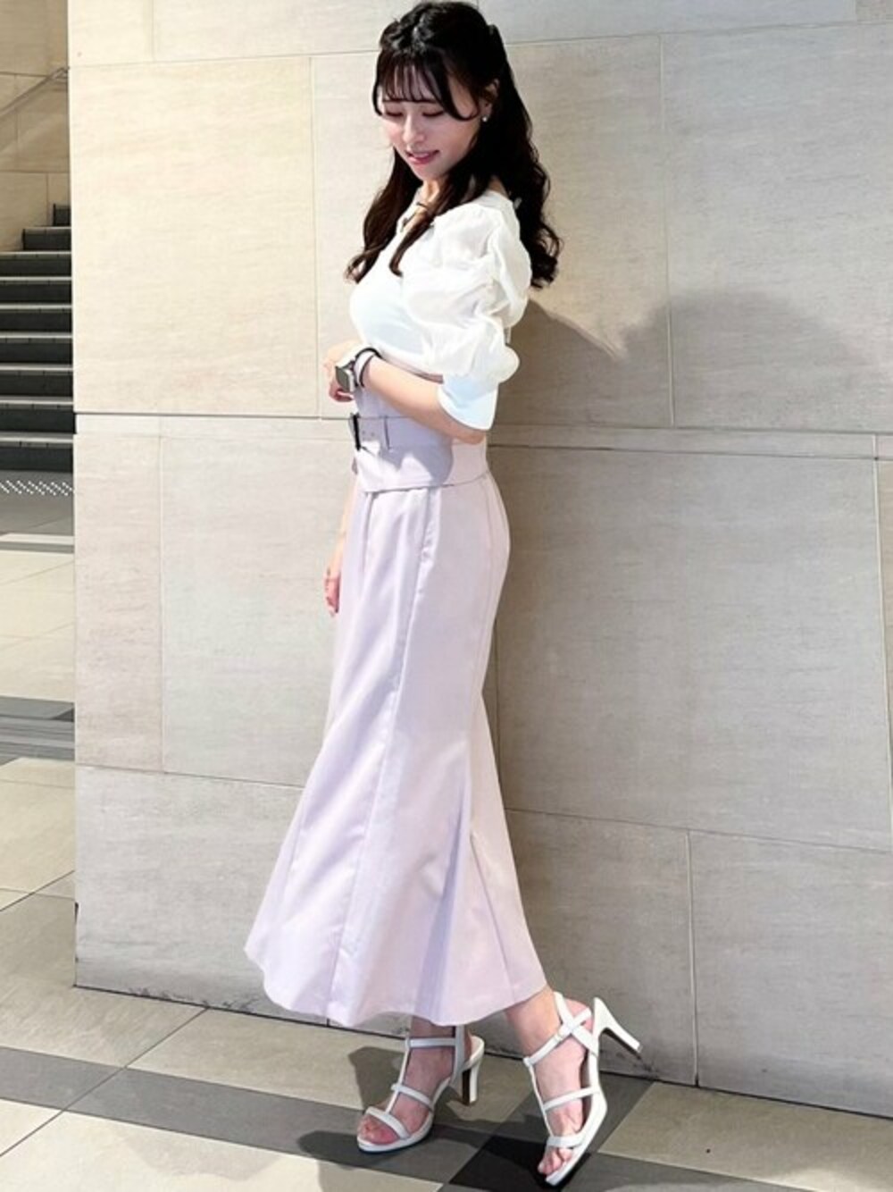「キレイめ、フェミニン、マーメイドスカート、通勤コーデ、夏コーデ、ピンクコーデ、MISCH MASCH」｜「MISCH MASCHの■2023春夏新作■ボリュームスリーブ異素材ニット/MM328307（ニット/セーター、ホワイト系）」を使った、MISCH MASCH本部さん（レディース・155cm）の夏コーディネートの1枚目の写真