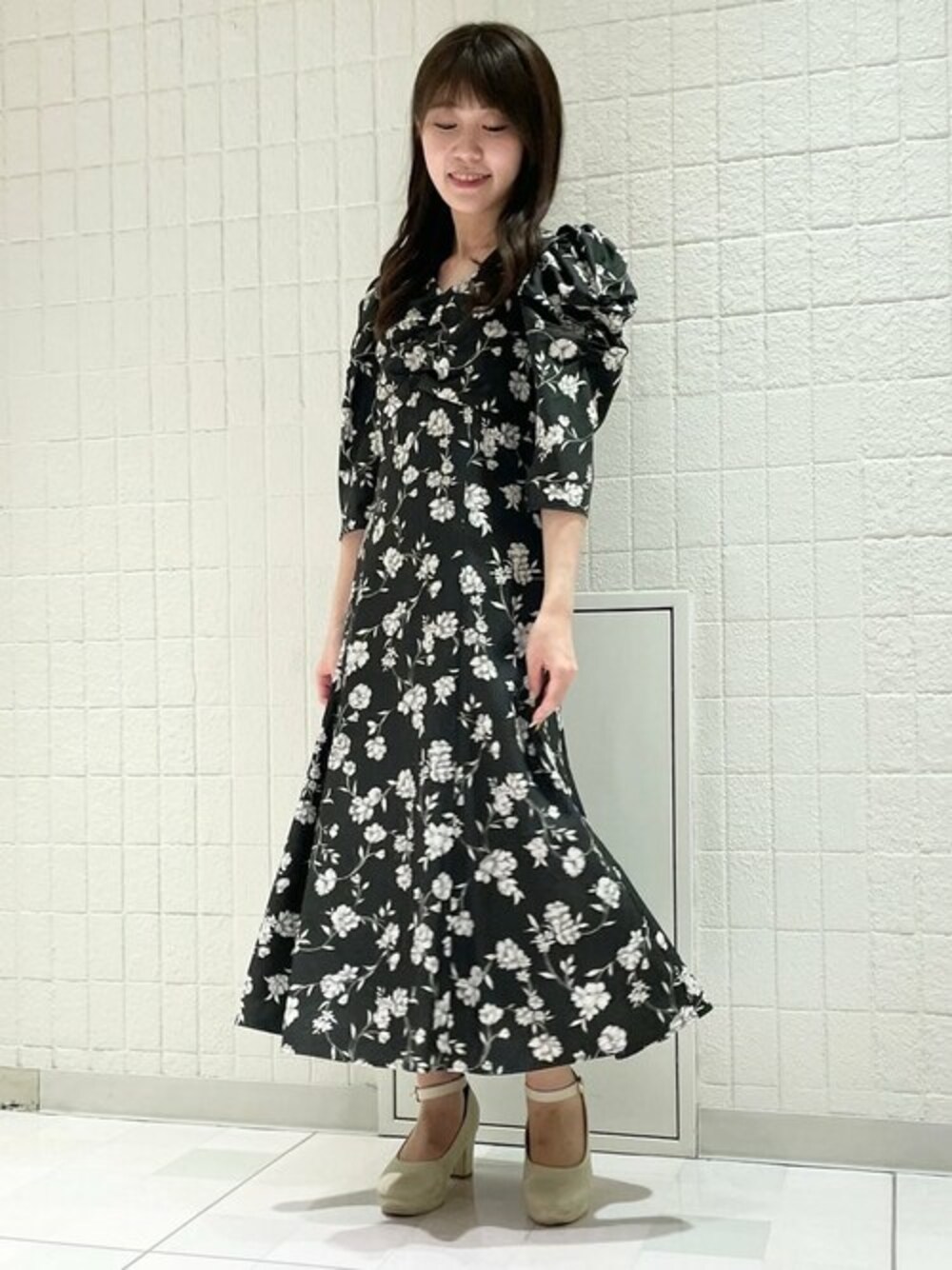 「ワンピース、花柄、きれいめコーディネート、お出かけコーデ、花柄ワンピース、MISCH MASCH、上品コーデ」｜「MISCH MASCHの■2023秋冬新作■ラインフラワーワンピース/MM337401（ワンピース、ブラック系）」を使った、MISCH MASCH本部さん（レディース・156cm）の秋コーディネートの1枚目の写真