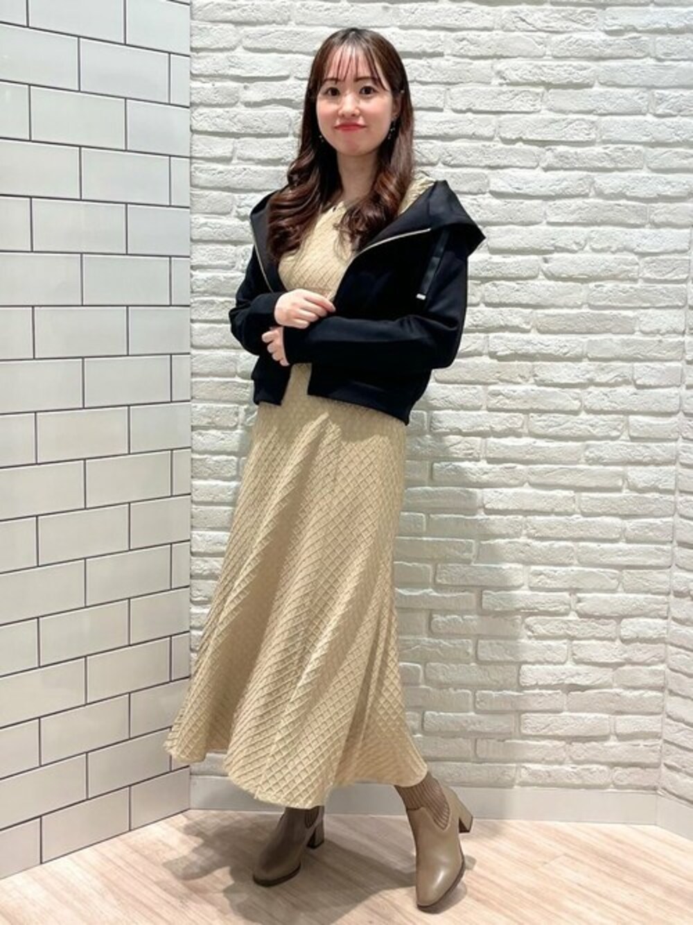 「ワンピース、パーカー、大人カジュアル、ワンピーススタイル、大人可愛い、MISCH MASCH、パーカーコーデ、ジャガードワンピース」｜「MISCH MASCHの■2023秋冬新作■ダイヤ柄フクレジャガードワンピース/MM337403（ワンピース、ベージュ系）」を使った、MISCH MASCH本部さん（レディース・159cm）の秋コーディネートの1枚目の写真