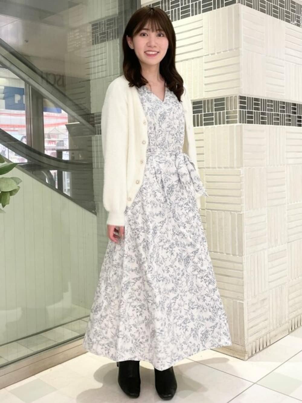 「カーディガン、ワンピース、花柄、ふわふわ、シャギーニット、MISCH MASCH、シャギーカーディガン」｜「MISCH MASCHの■2023秋冬新作■アンティークフラワーワンピース/MM337415（ワンピース、ホワイト系）」を使った、MISCH MASCH本部さん（レディース・156cm）の秋コーディネートの1枚目の写真