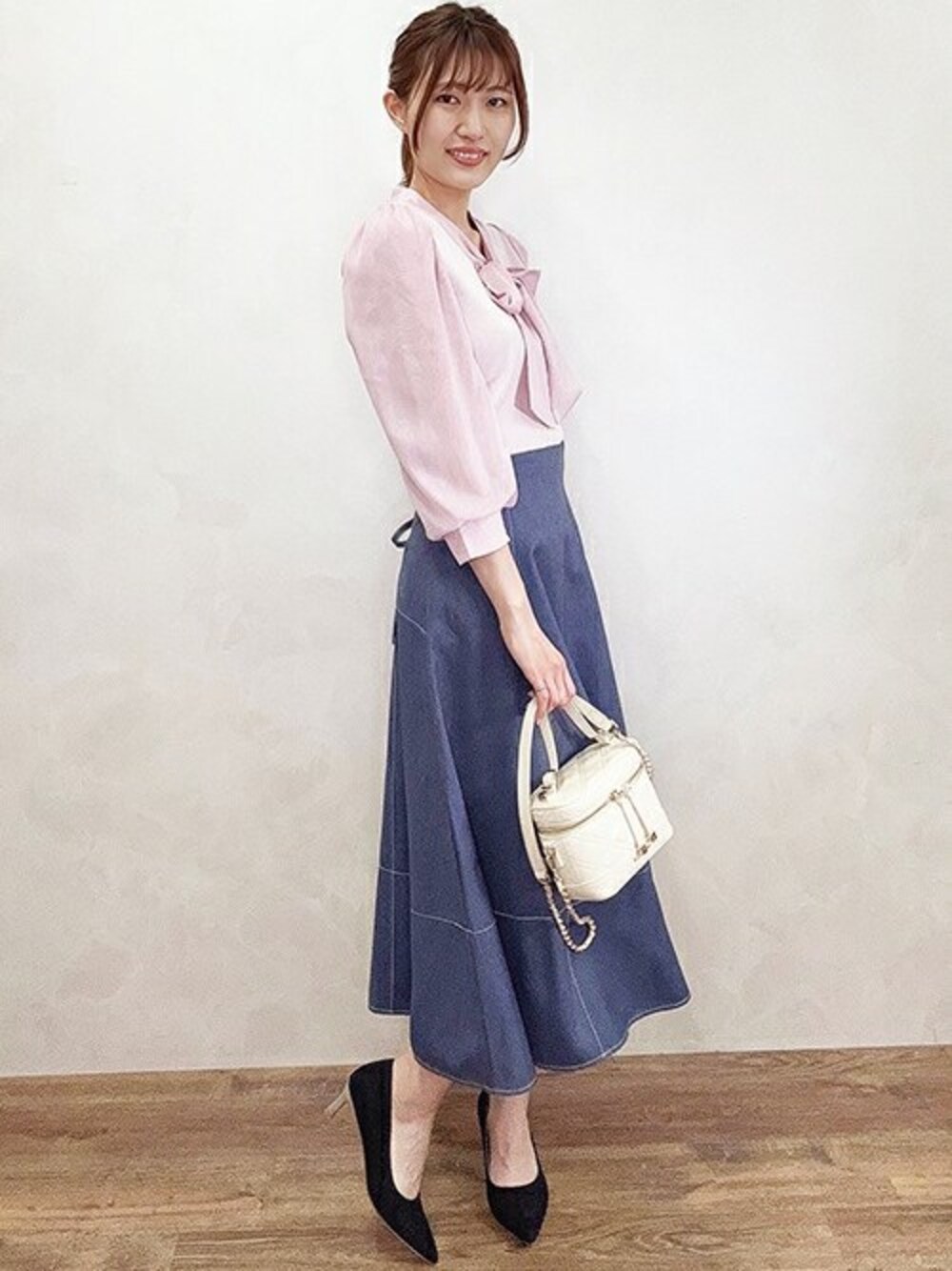 「デニム、ピンク、お出かけコーデ、フェミニン、春服、着回しコーデ、MISCH MASCH、デニム素材、ミッシュマッシュ、24ssトレンド」｜「MISCH MASCHの■2024春夏新作■ブライトブラウス袖ボウタイニット/MM418315（ニット/セーター、ピンク系）」を使った、MISCH MASCH本部さん（レディース・165cm）の冬コーディネートの1枚目の写真