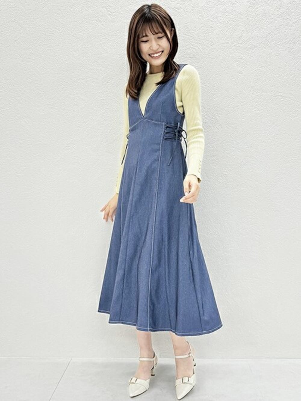 「デニム、ジャンスカ、お出かけコーデ、フェミニン、春服、春コーデ、MISCH MASCH、デニム素材、ミッシュマッシュ、24ssトレンド」｜「MISCH MASCHの■2024春夏新作■ポリデニムジャンパースカート/MM417408（ワンピース、ブルー系）」を使った、MISCH MASCH本部さん（レディース・158cm）の冬コーディネートの1枚目の写真