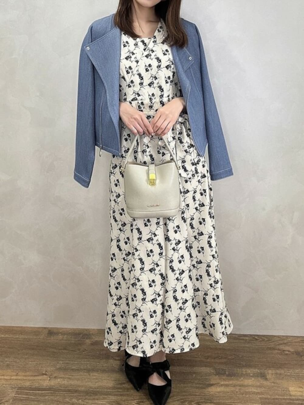 「デニム、デニムジャケット、花柄、休日スタイル、お出かけコーデ、フェミニン、ロングワンピース、春コーデ、MISCH MASCH、ミッシュマッシュ」｜「MISCH MASCHの■2024春夏新作■カラーカシュクールワンピース/MM427404（ワンピース、ホワイト系）」を使った、MISCH MASCH本部さん（レディース・165cm）の春コーディネートの1枚目の写真